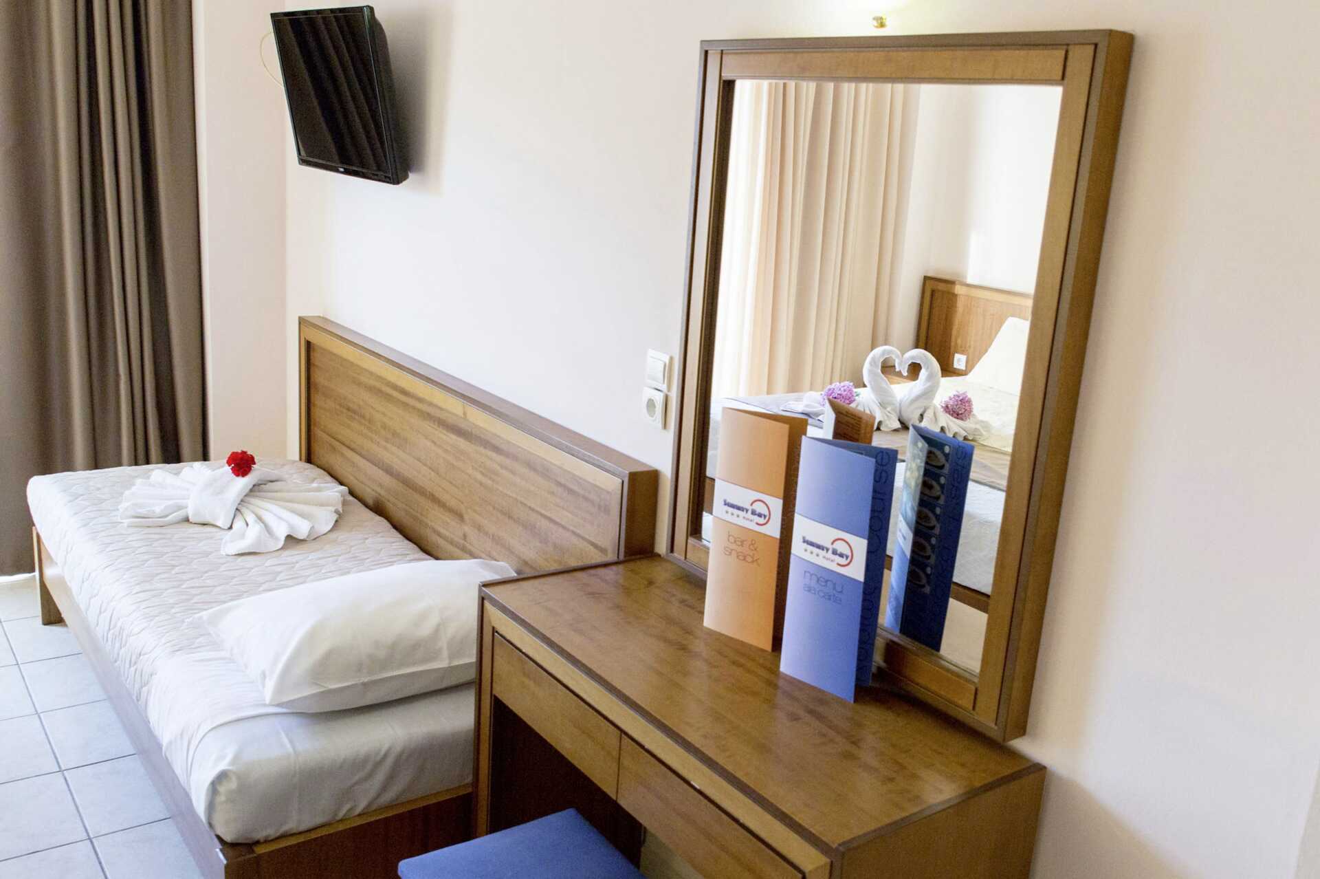 Slaapbank in tweepersoonskamer in hotel Sunny Bay in Kastelli, Kreta.