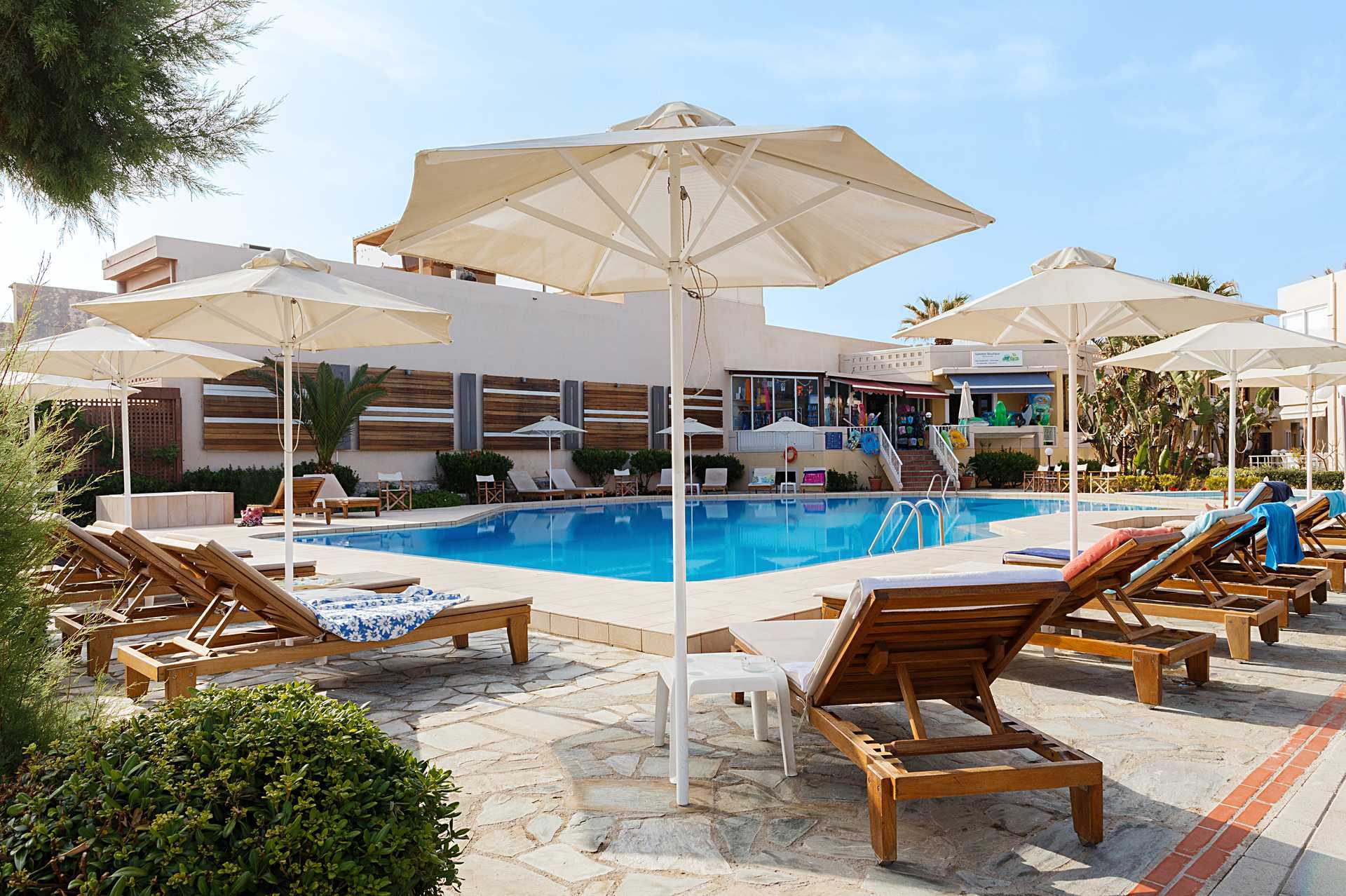 Het zwembadgedeelte van het Ideal Beach hotel in Platanias op Kreta, Griekenland.