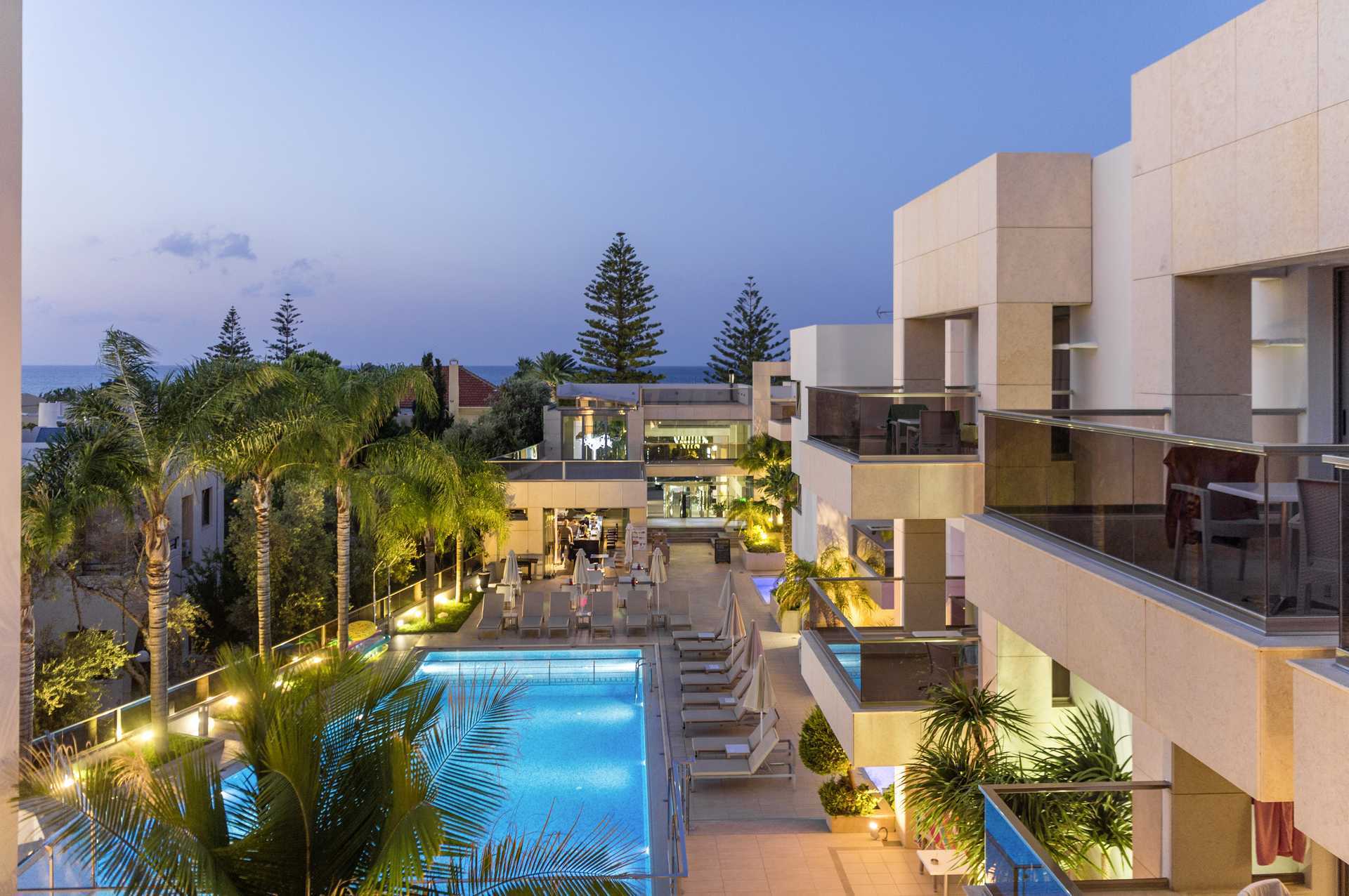 Het zwembadgedeelte van hotel Summertime in Platanias op Kreta, Griekenland.