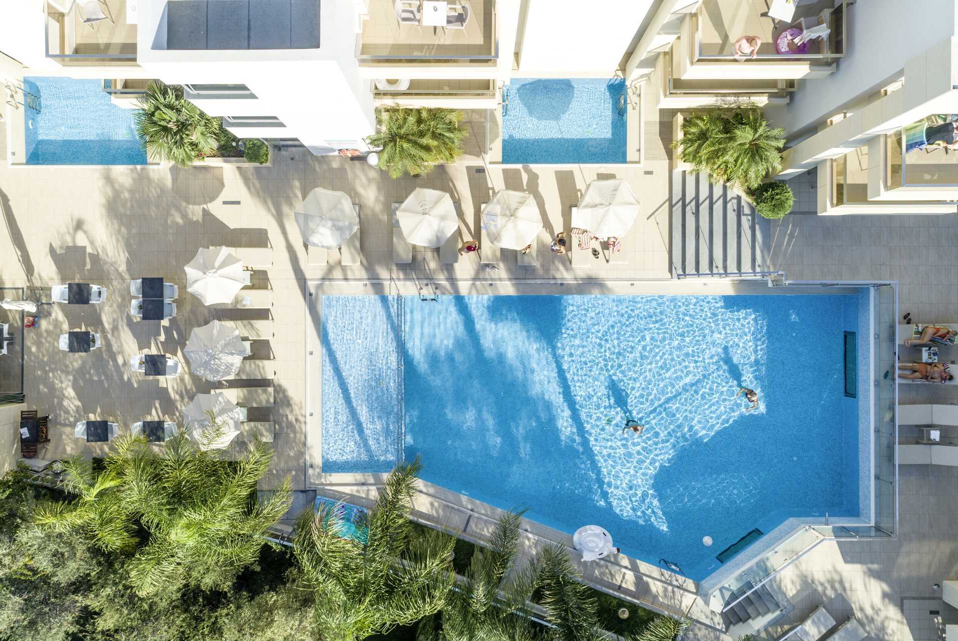 Het zwembadgedeelte van hotel Summertime in Platanias op Kreta, Griekenland.