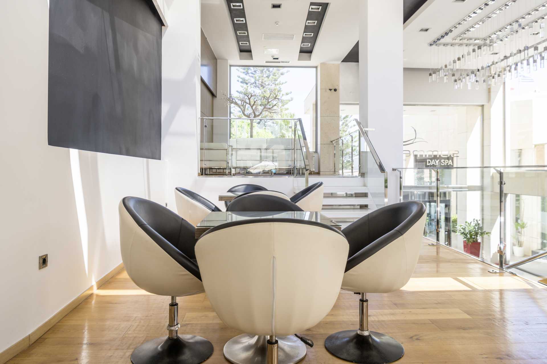 Lounge in hotel Summertime in Platanias op Kreta, Griekenland.