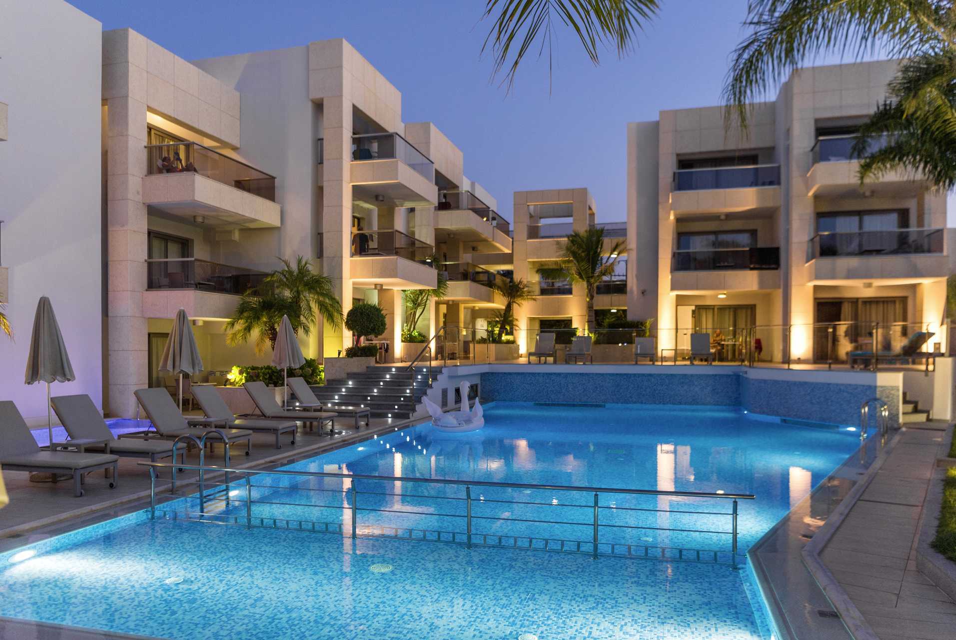 Het zwembadgedeelte van hotel Summertime in Platanias op Kreta, Griekenland.