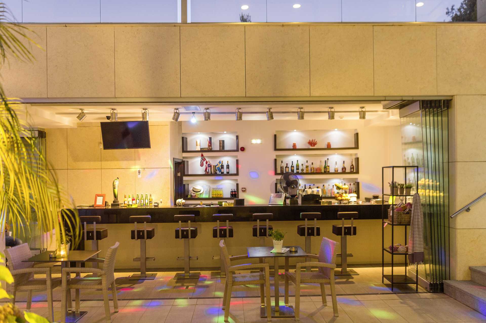 Bar in hotel Summertime in Platanias op Kreta, Griekenland.