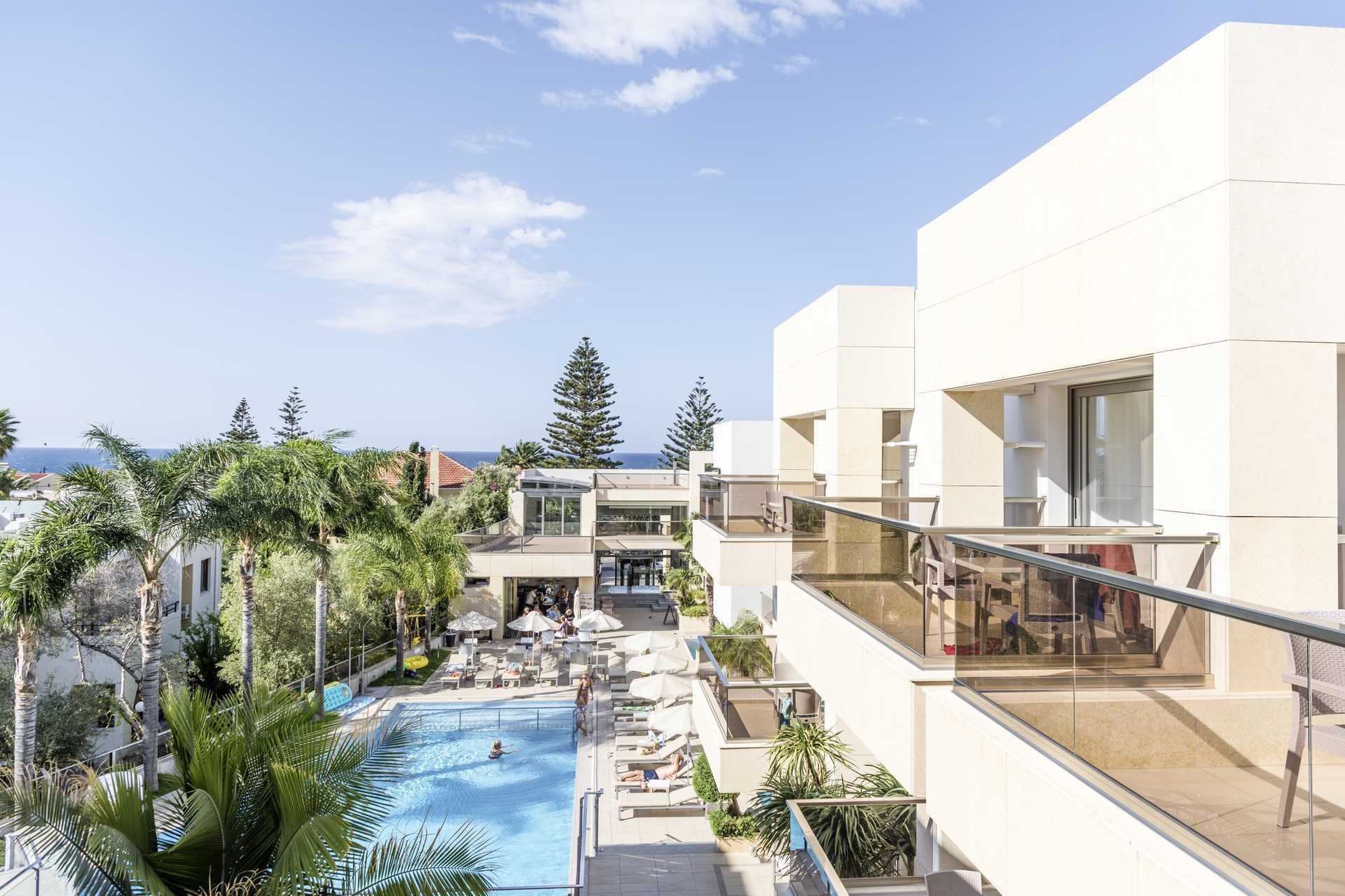 Het zwembadgedeelte van hotel Summertime in Platanias op Kreta, Griekenland.