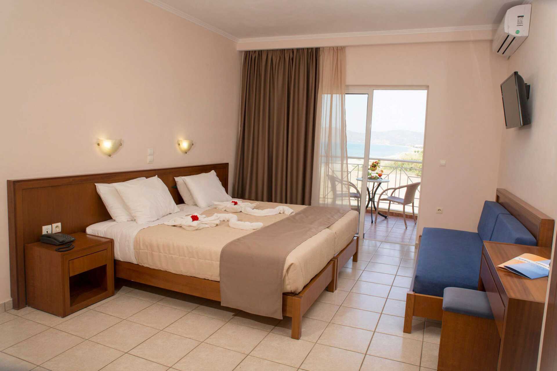 Tweepersoonskamer in hotel Sunny Bay in Kastelli, Kreta.