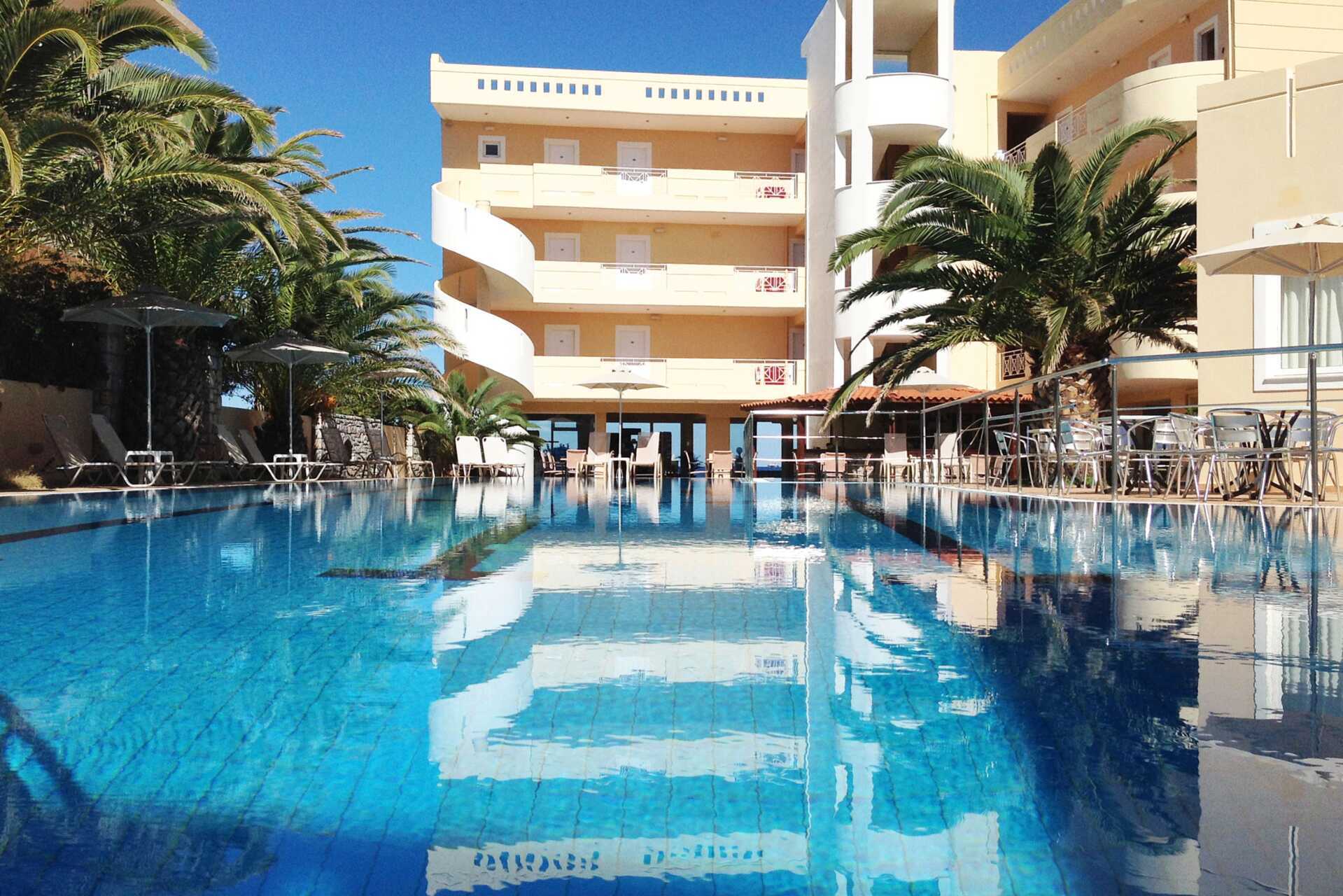 Het zwembadgedeelte van het Sunny Bay hotel in Kastelli, Kreta.