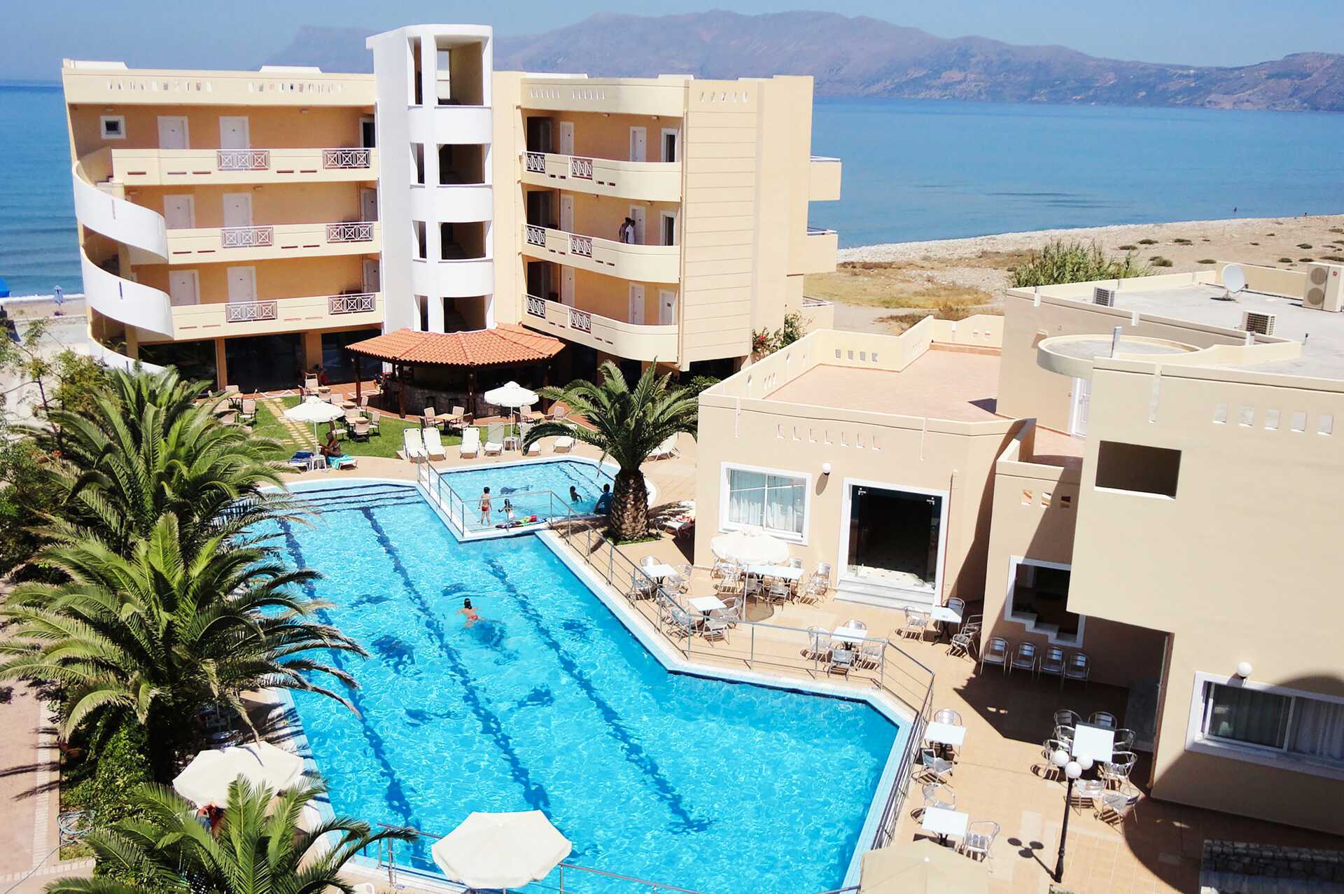 Het zwembadgedeelte van het Sunny Bay hotel in Kastelli, Kreta