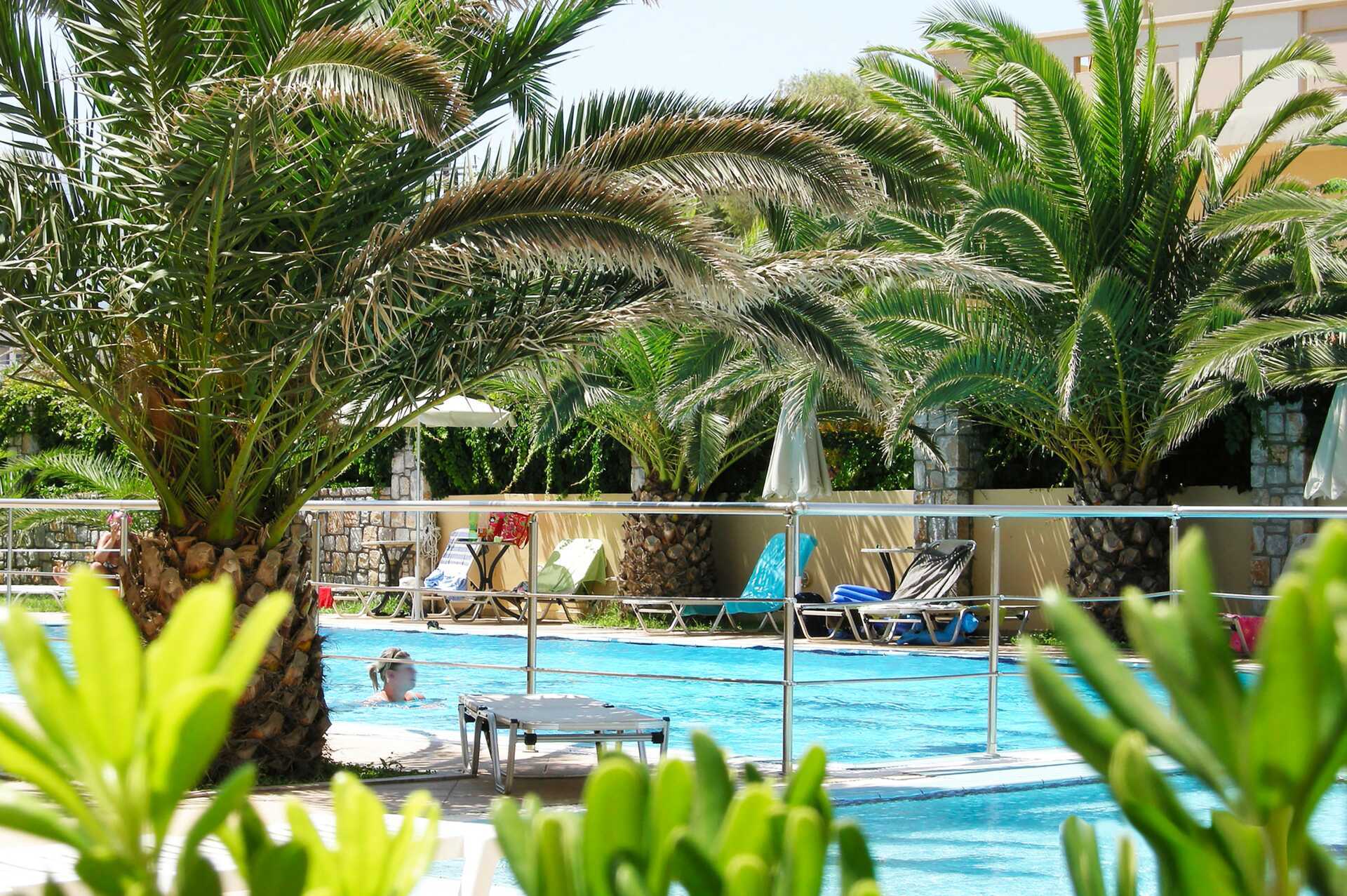 Het zwembadgedeelte van het Sunny Bay hotel in Kastelli, Kreta.