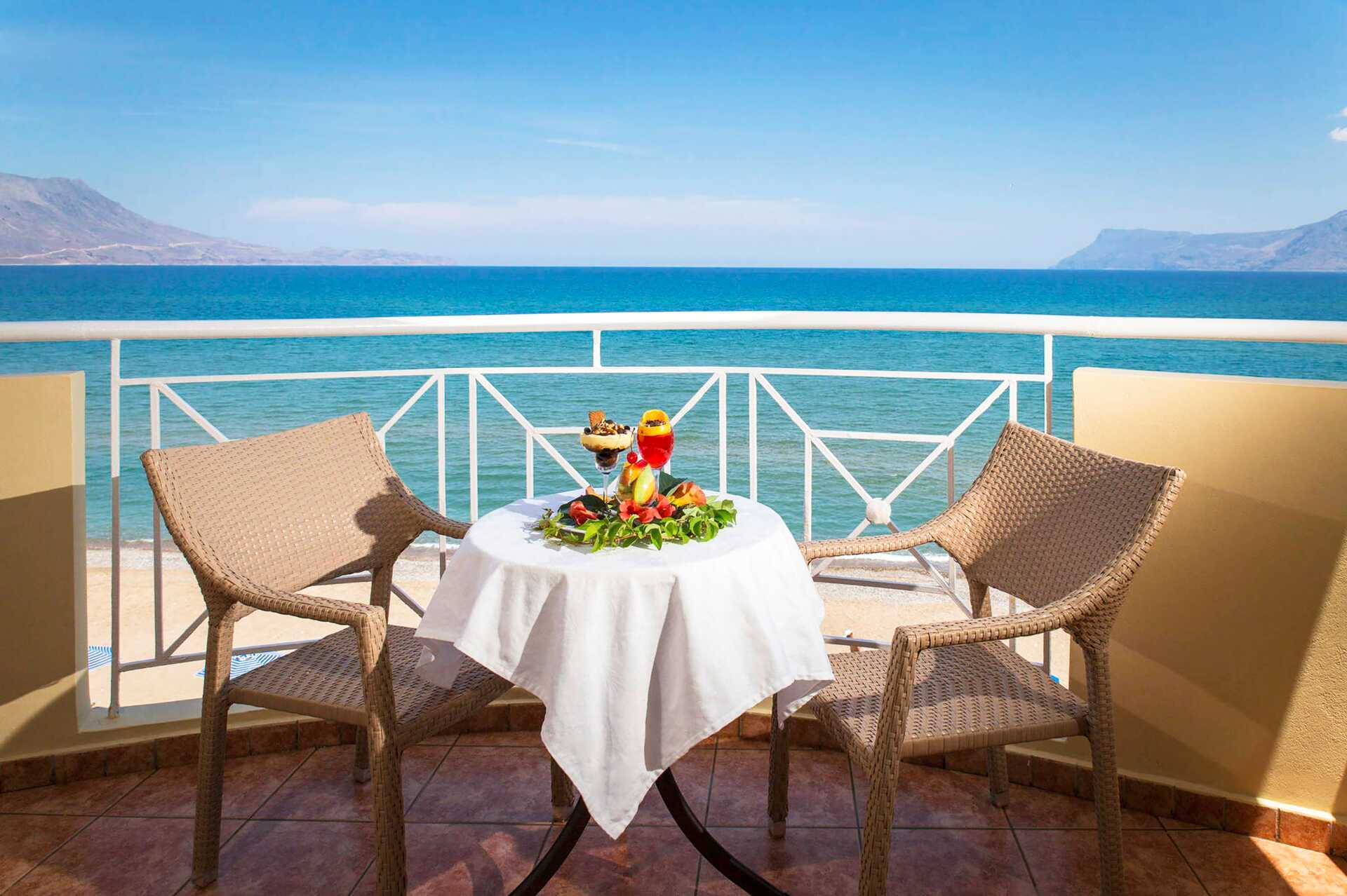 Balkon met uitzicht op zee bij hotel Sunny Bay in Kastelli, Kreta.