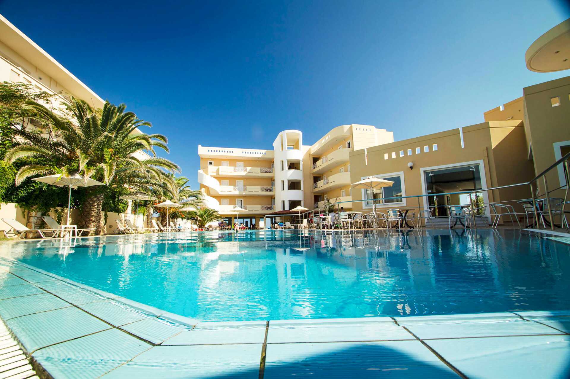 Het zwembadgedeelte van het Sunny Bay hotel in Kastelli, Kreta