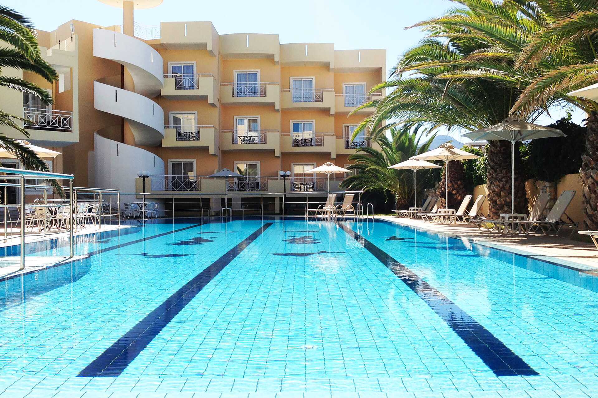 Het zwembadgedeelte van het Sunny Bay hotel in Kastelli, Kreta.