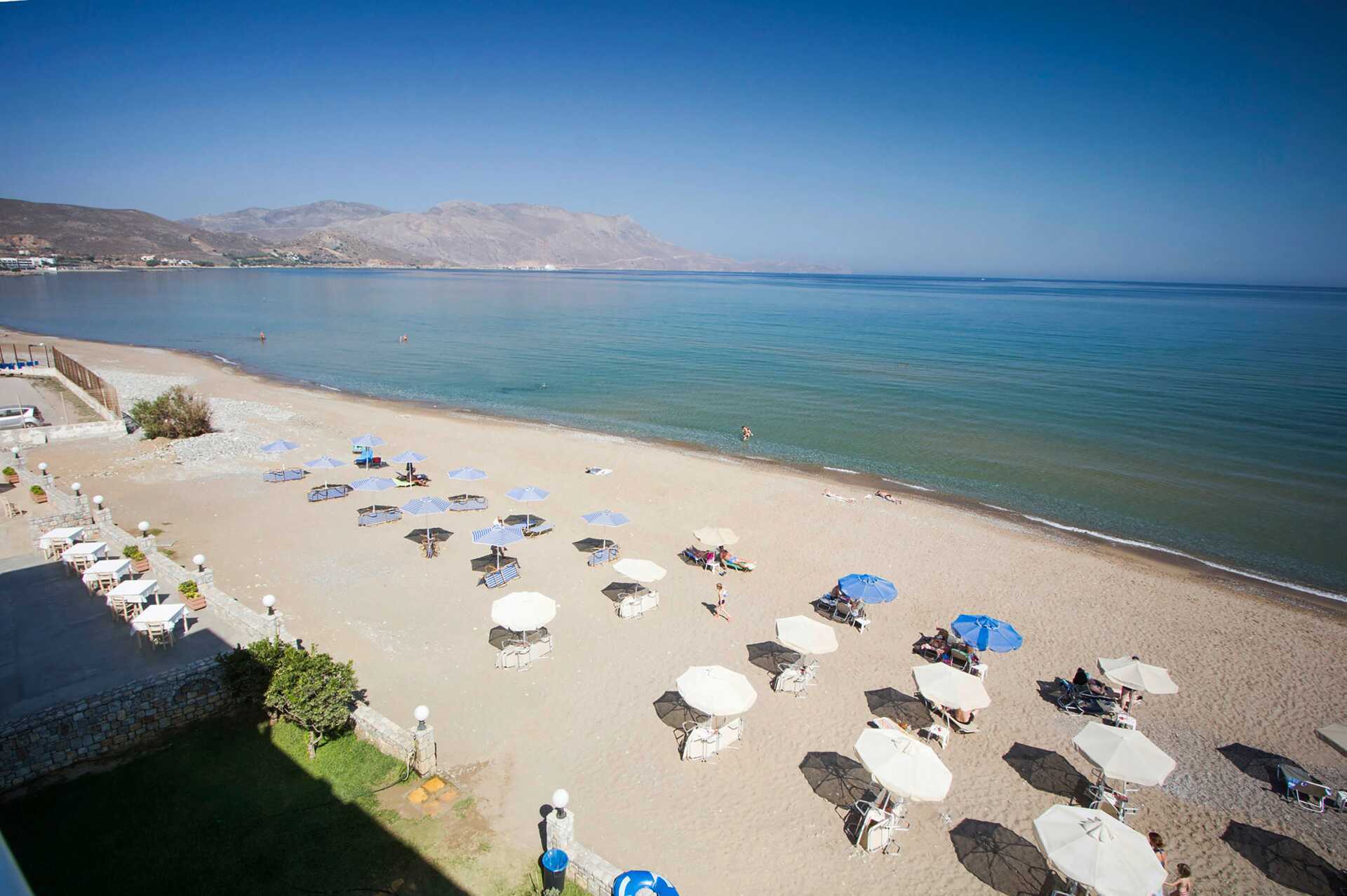 Het strand van het Sunny Bay hotel in Kastelli, Kreta.