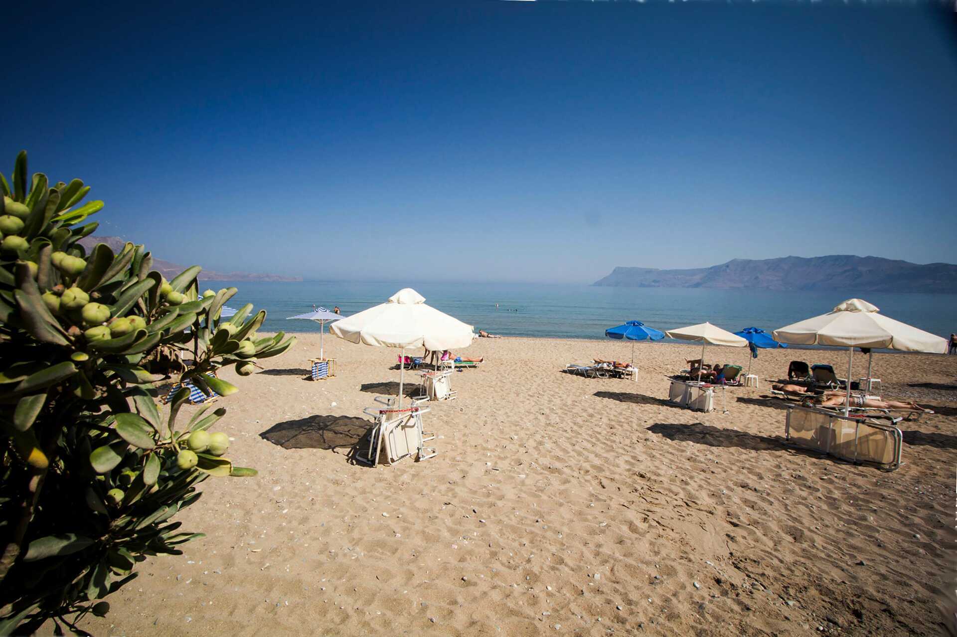 Het strand van het Sunny Bay hotel in Kastelli, Kreta.