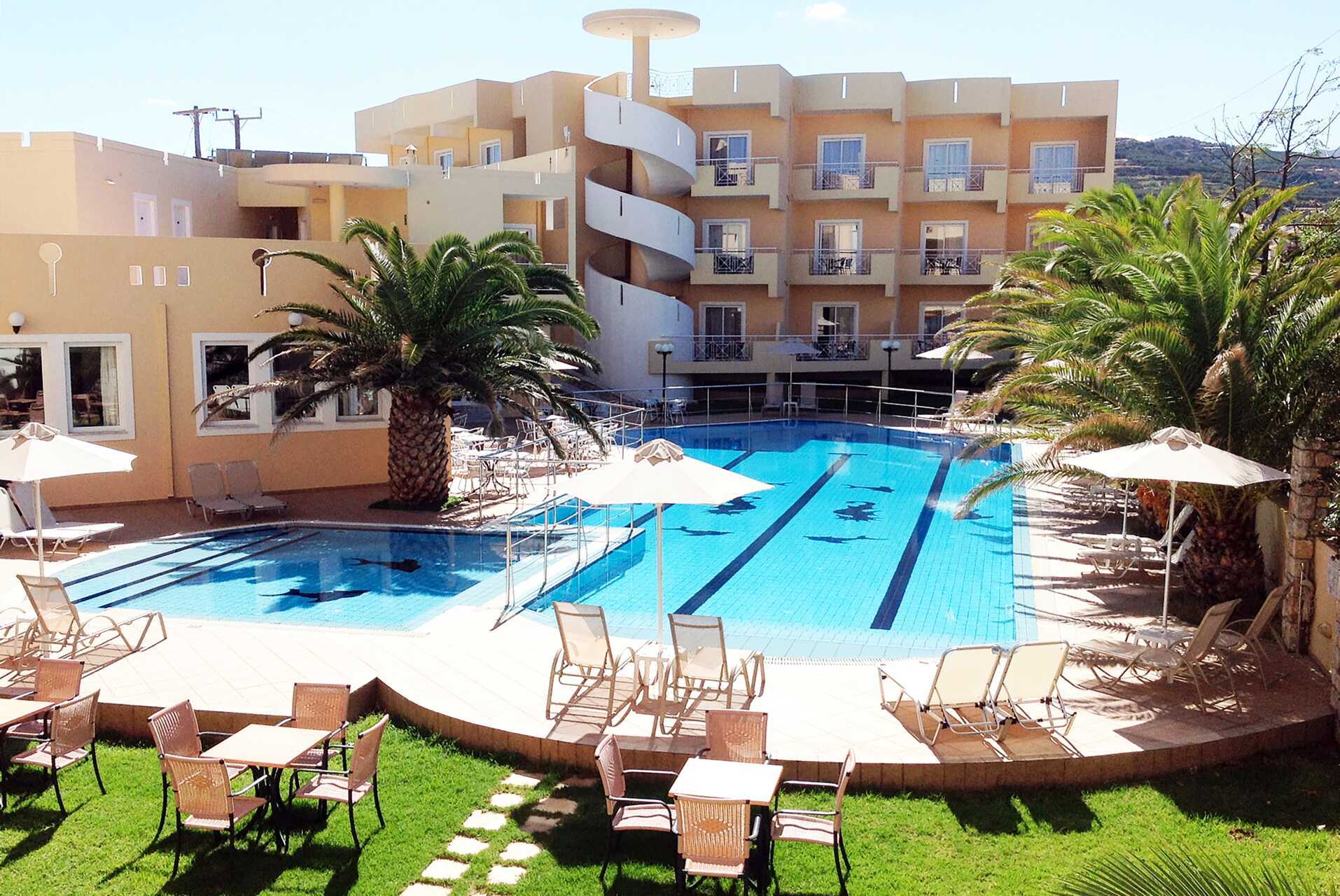 Het zwembadgedeelte van het Sunny Bay hotel in Kastelli, Kreta.