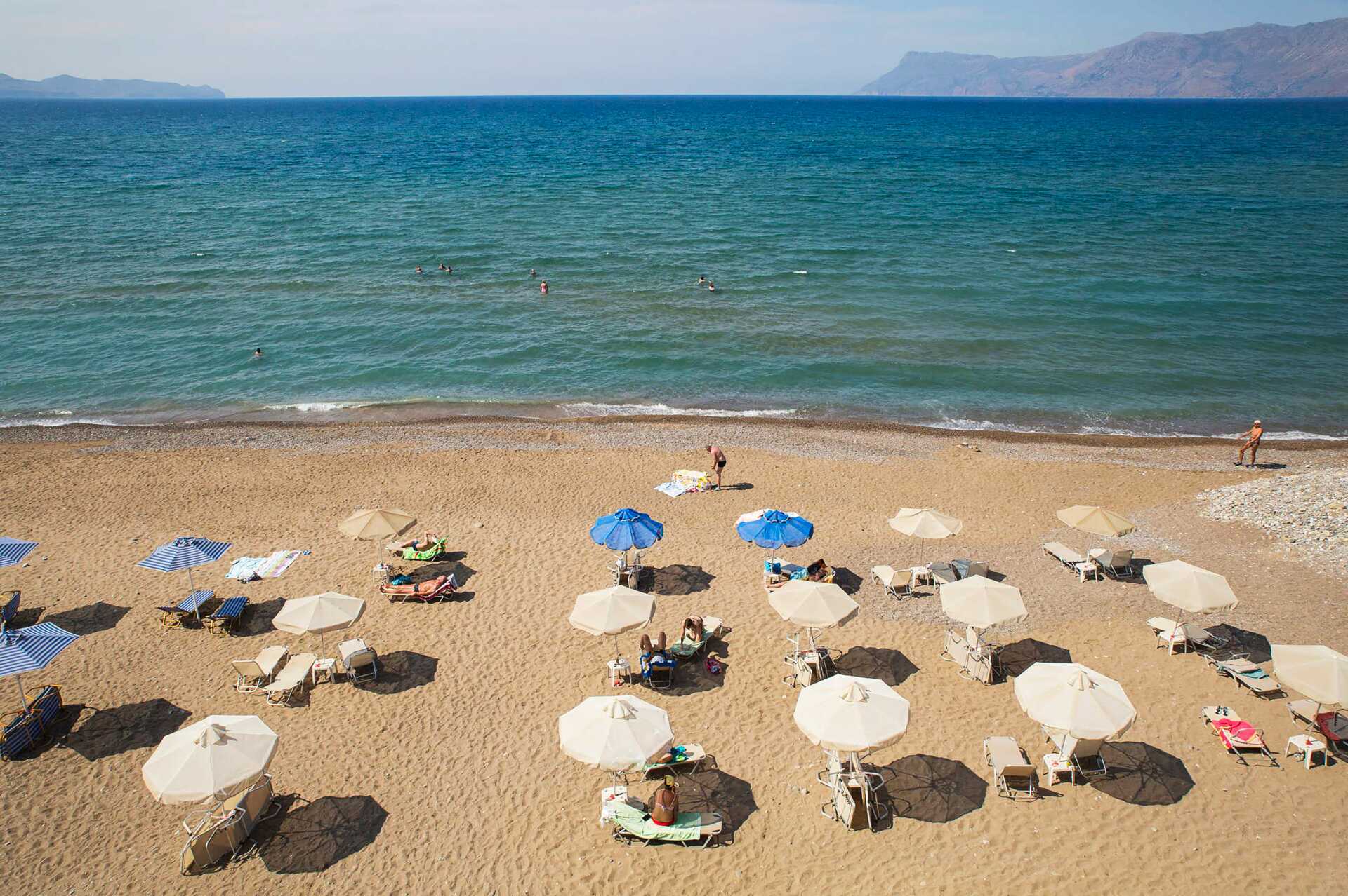 Het strand van het Sunny Bay hotel in Kastelli, Kreta.