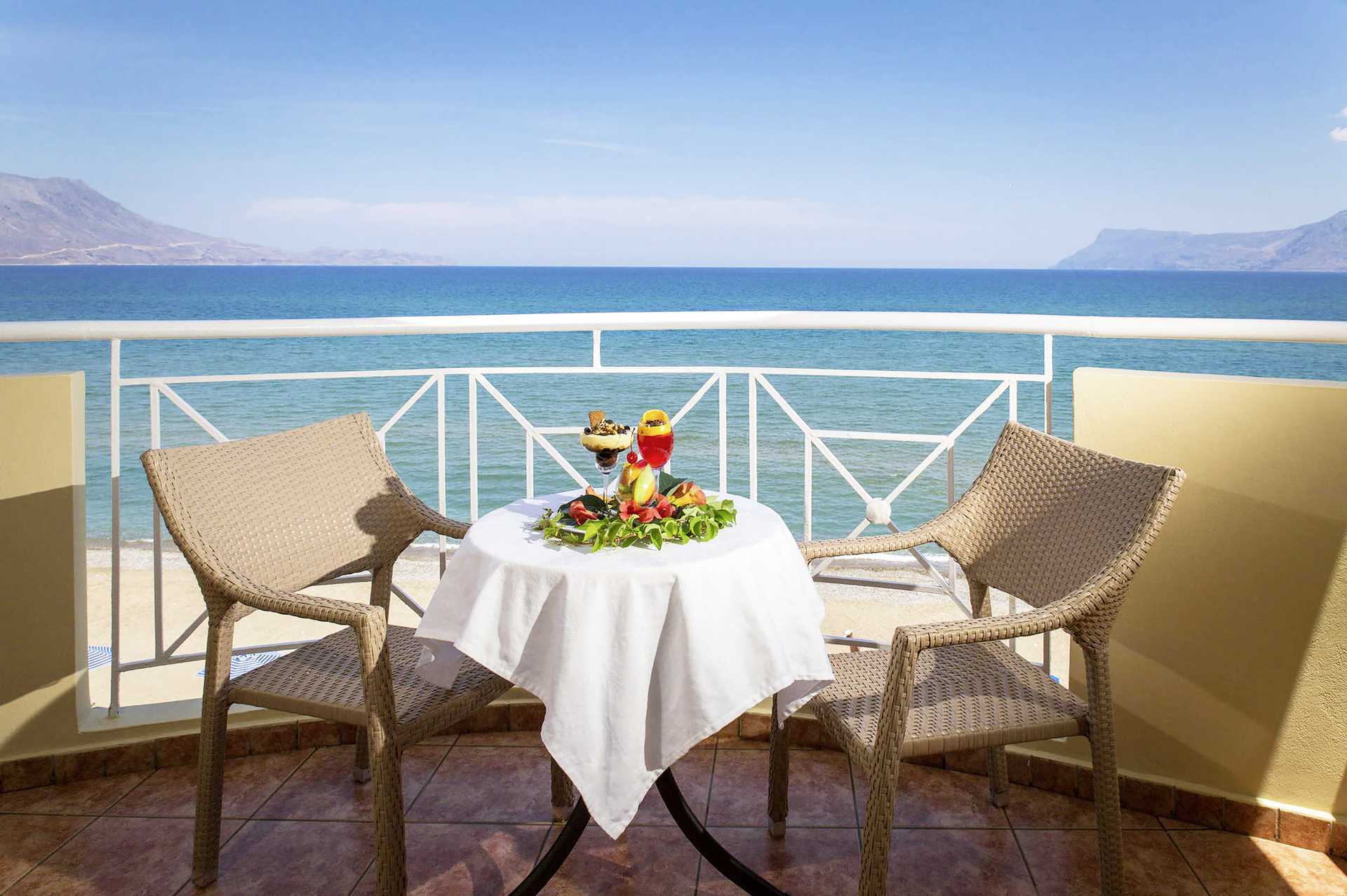 Balkon met uitzicht op zee bij hotel Sunny Bay in Kastelli, Kreta.
