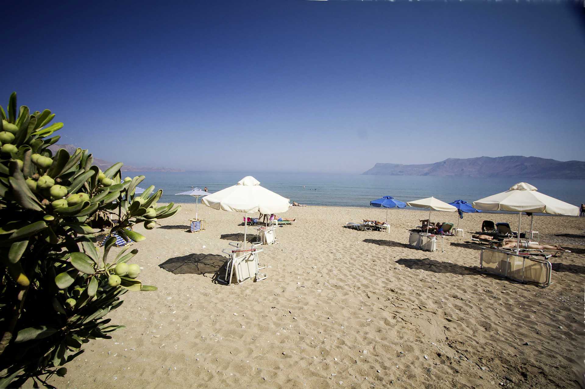 Het strand van het Sunny Bay hotel in Kastelli, Kreta.