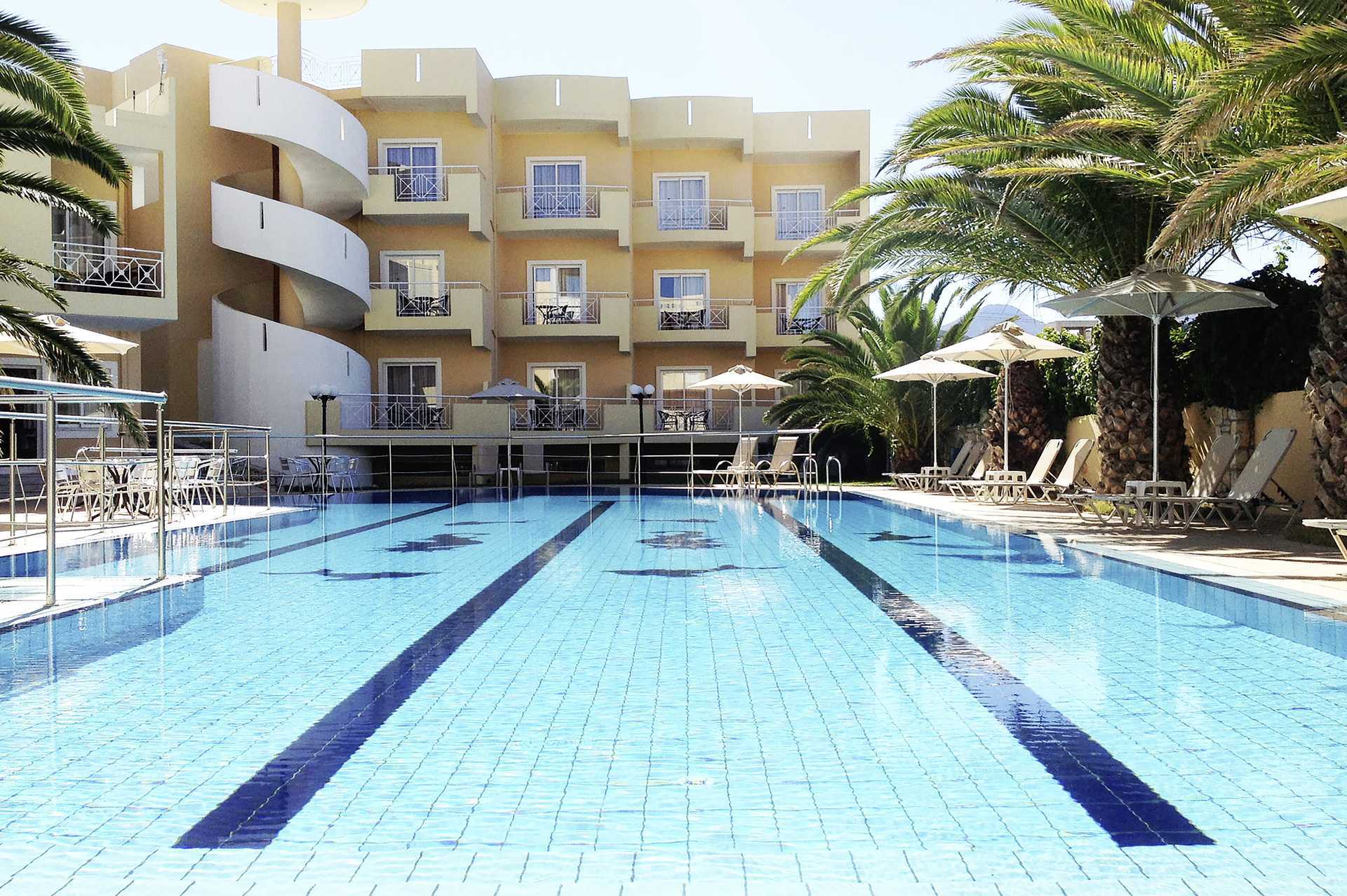 Het zwembadgedeelte van het Sunny Bay hotel in Kastelli, Kreta.