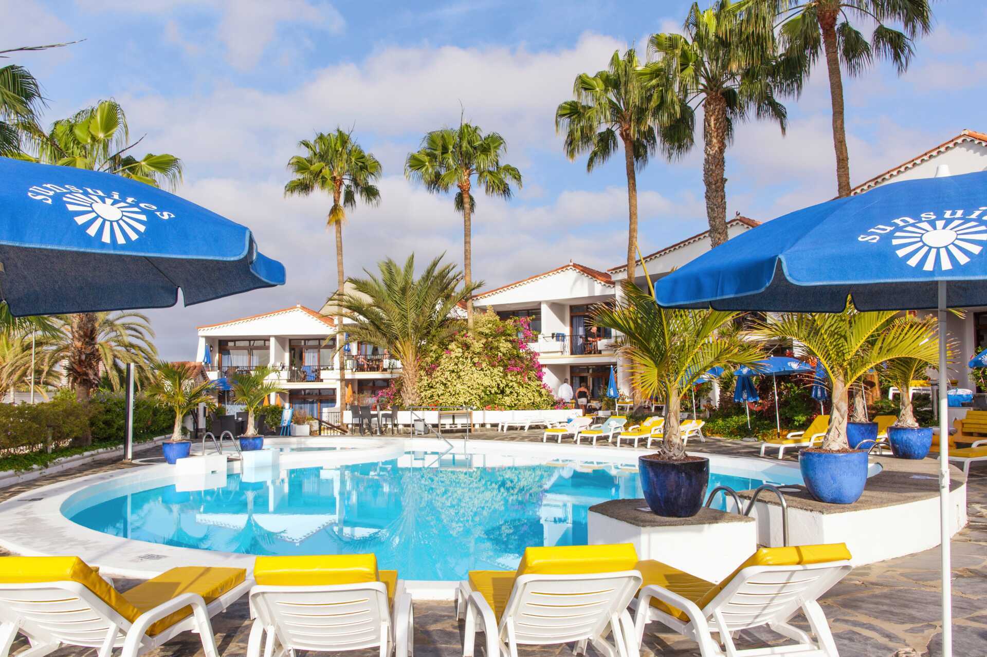 Het zwembadgedeelte van het Sunsuites Carolina hotel op Gran Canaria, Canarische Eilanden.