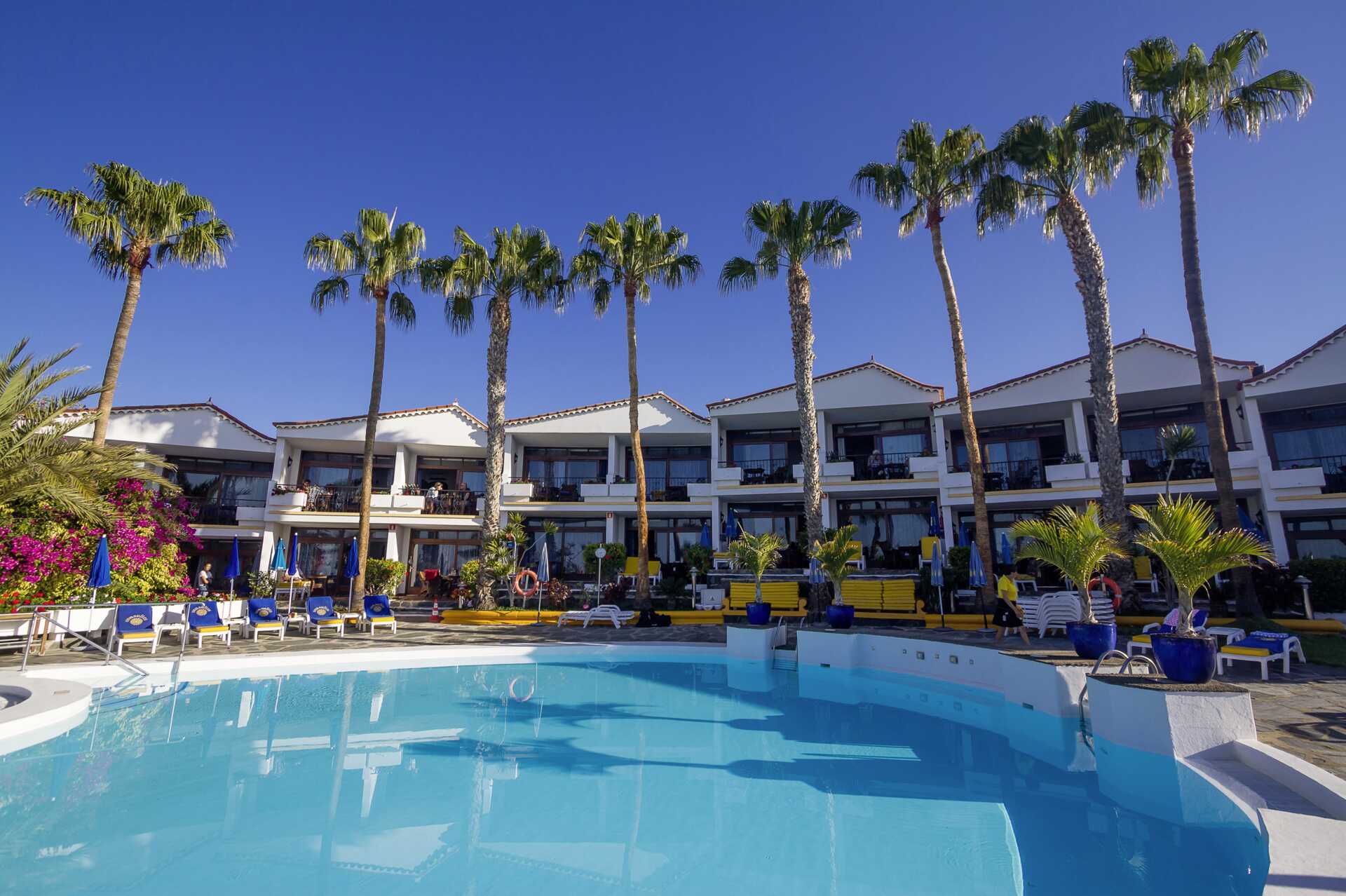 Het zwembadgedeelte van het Sunsuites Carolina hotel op Gran Canaria, Canarische Eilanden.