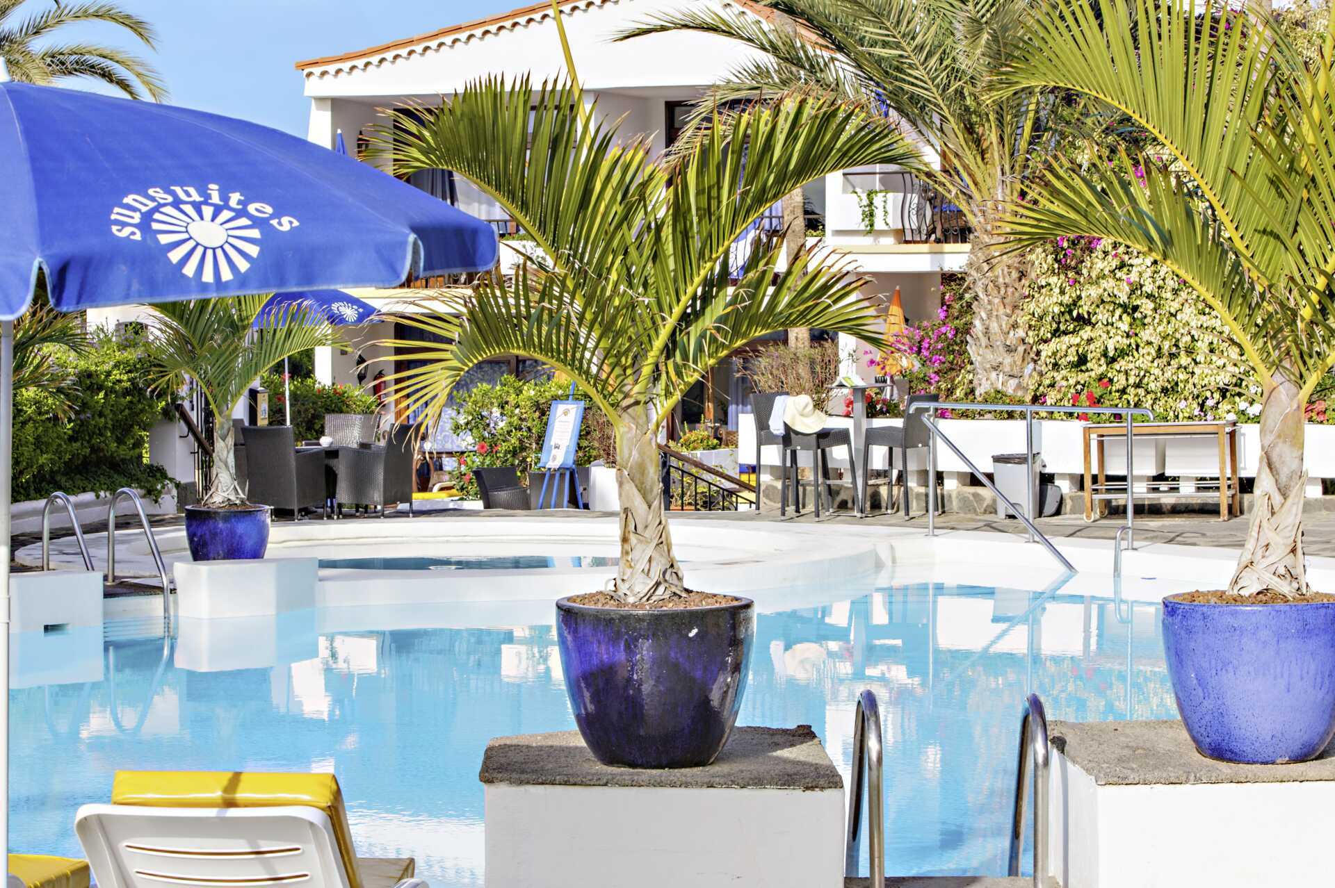 Het zwembadgedeelte van het Sunsuites Carolina hotel op Gran Canaria, Canarische Eilanden.