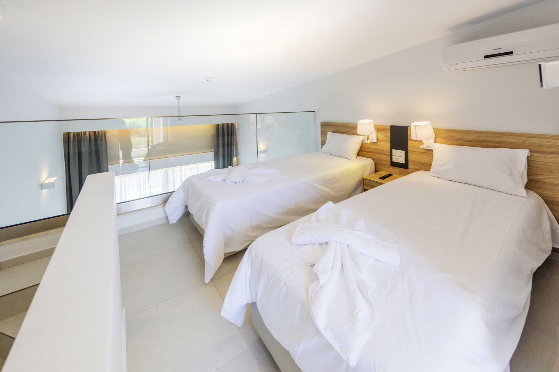 Superior Studio met twee standaard bedden stapelbedden in Kiani Beach Resort in Kalives, Kreta.