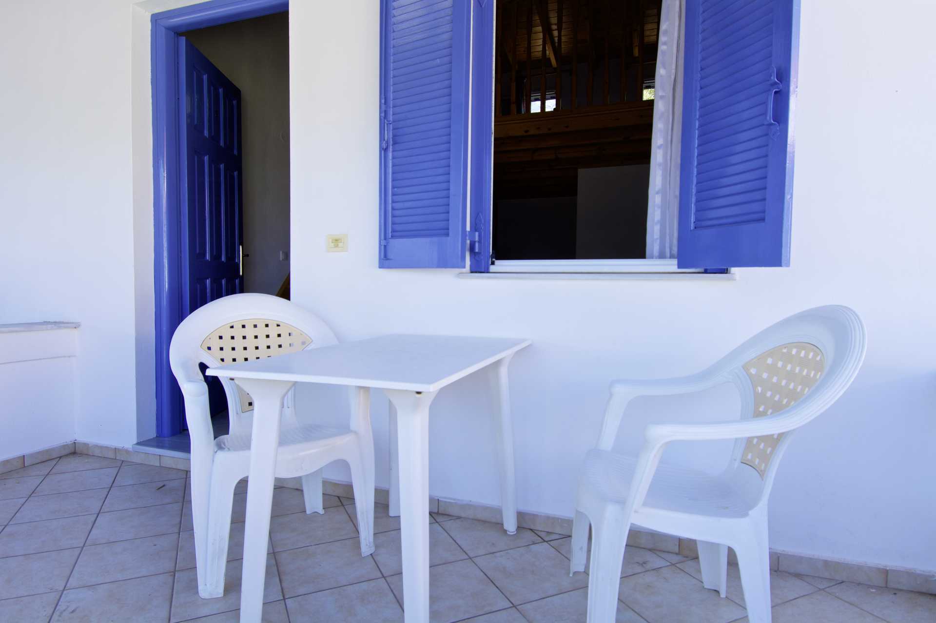 Terras bij appartementenhotel Aspres in Votsalakia, Samos.