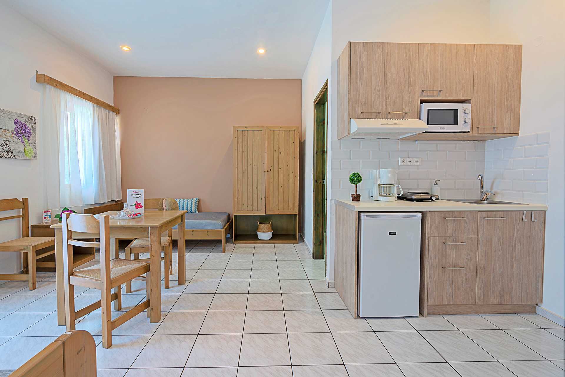 Tweekamerappartement aan het Santa Helena-strand in Platanias, Kreta, Griekenland.