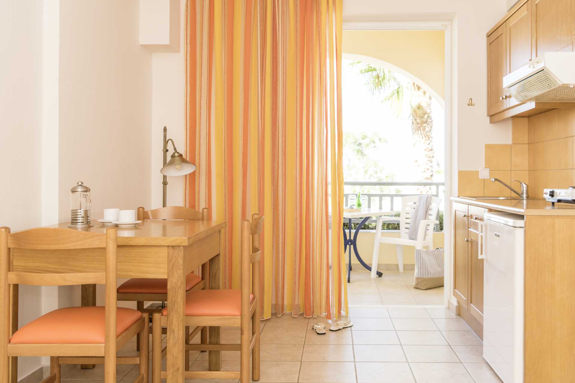 Tweekamerappartement in hotel Akti Chara in Rethymnon op Kreta, Griekenland.