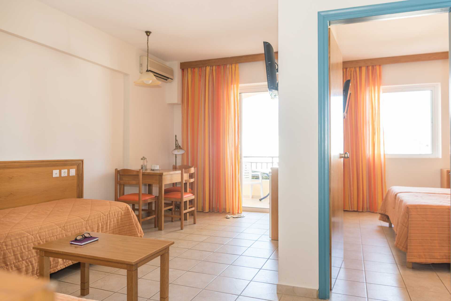 Tweekamerappartement in hotel Akti Chara in Rethymnon op Kreta, Griekenland.