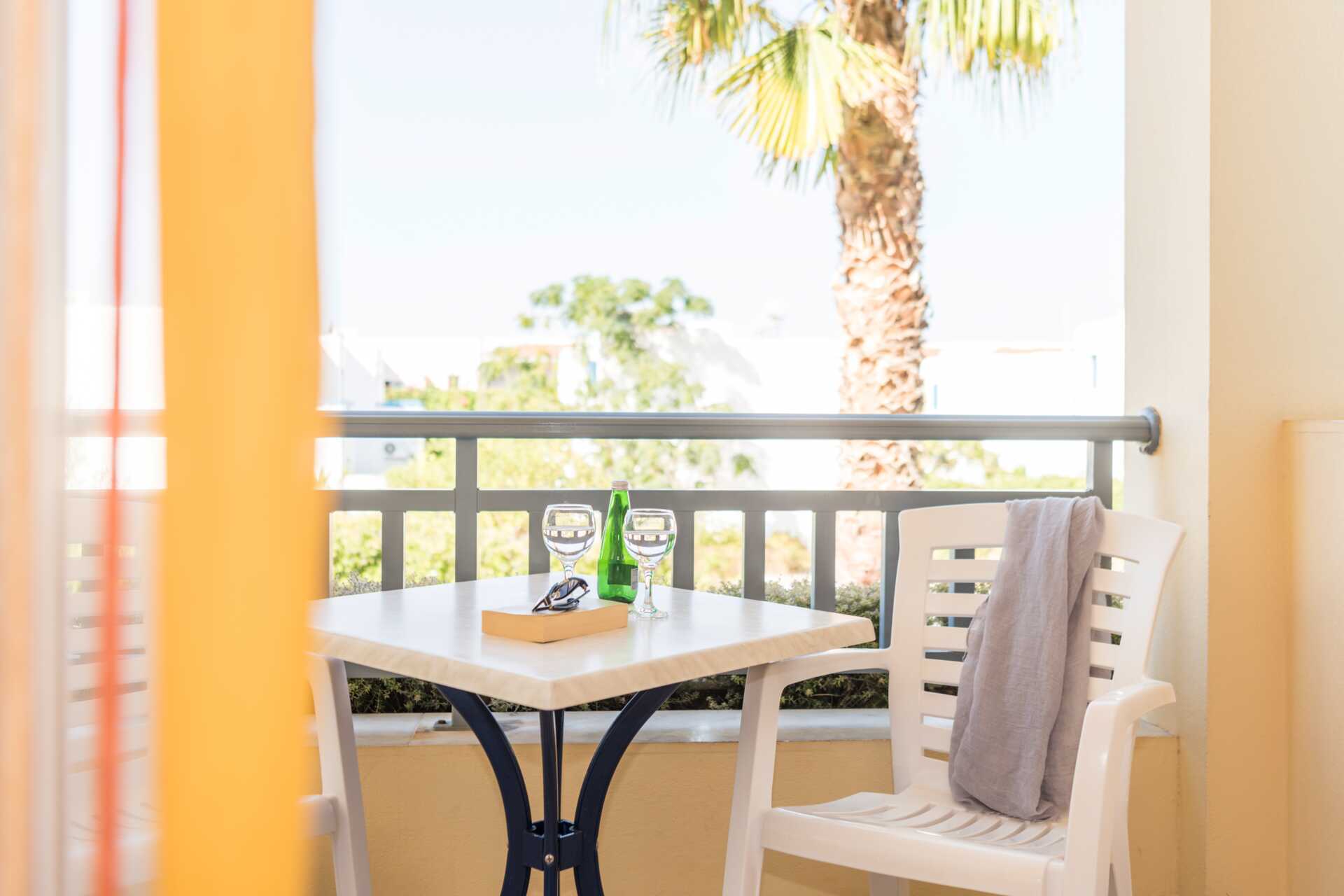 Tweekamerappartement in hotel Akti Chara in Rethymnon op Kreta, Griekenland.