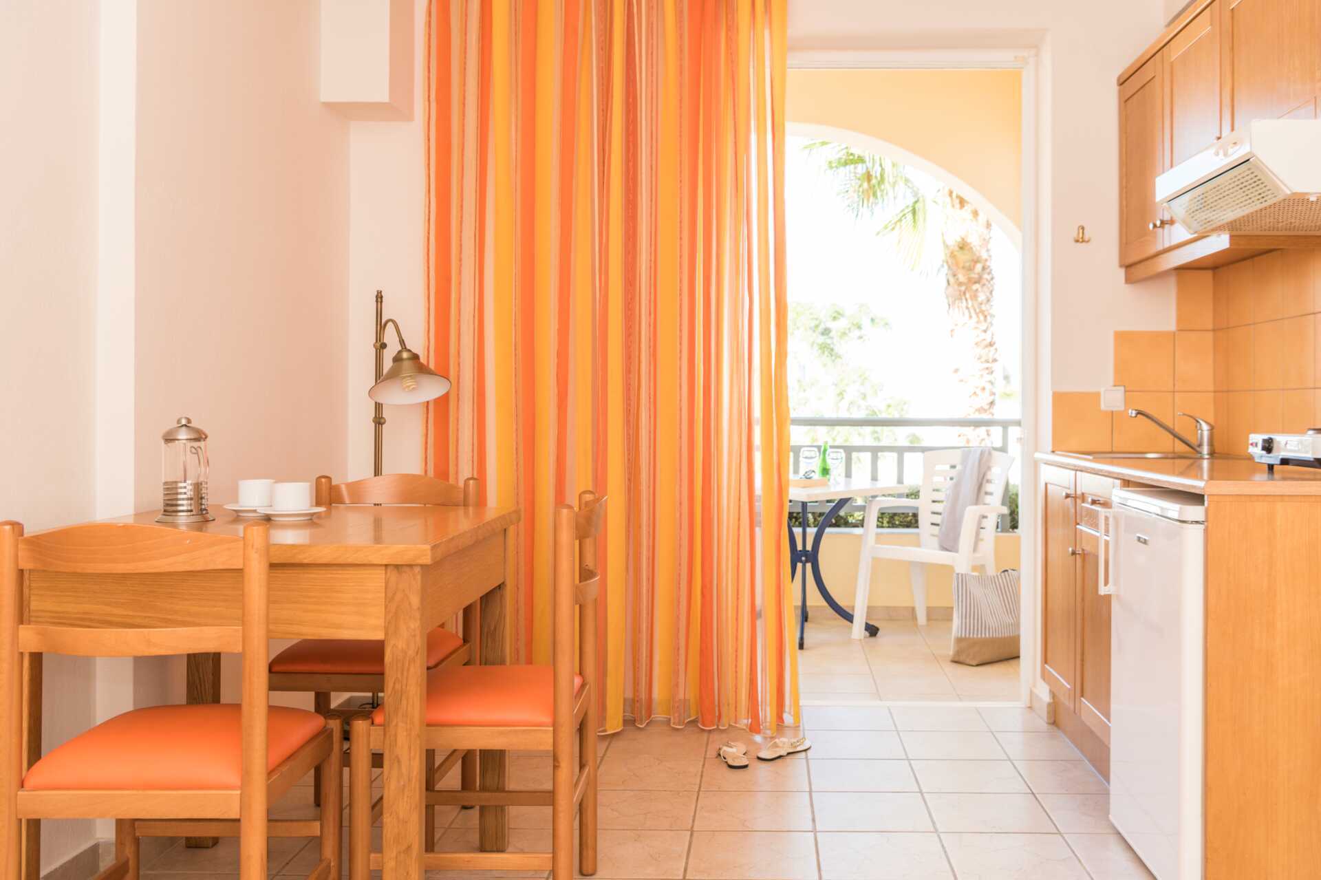 Tweekamerappartement in hotel Akti Chara in Rethymnon op Kreta, Griekenland.