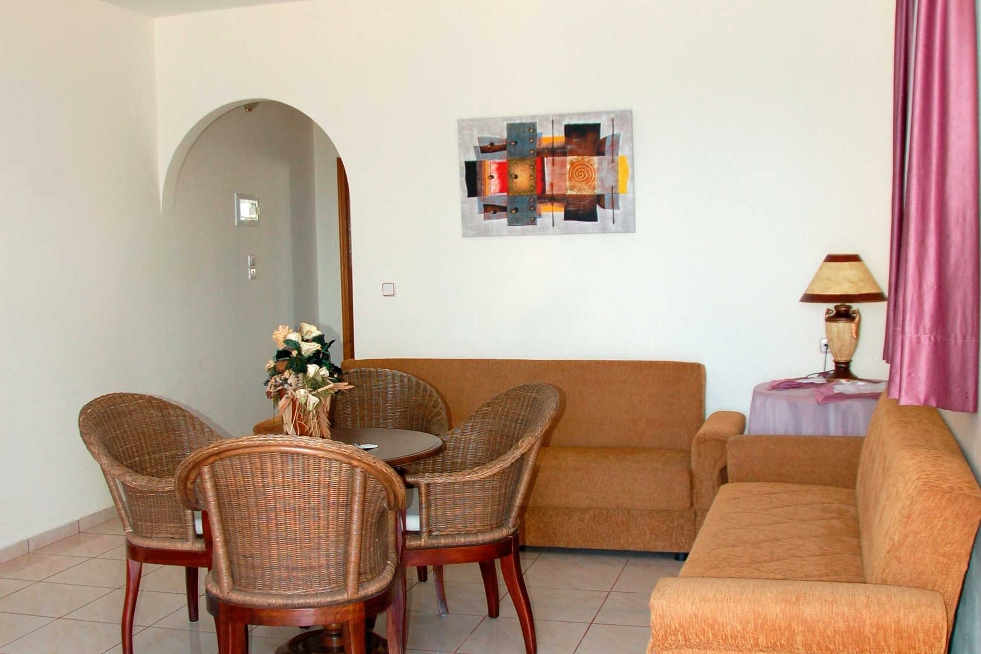 Tweekamerappartement in hotel Livadia Beach op Tilos in Griekenland.