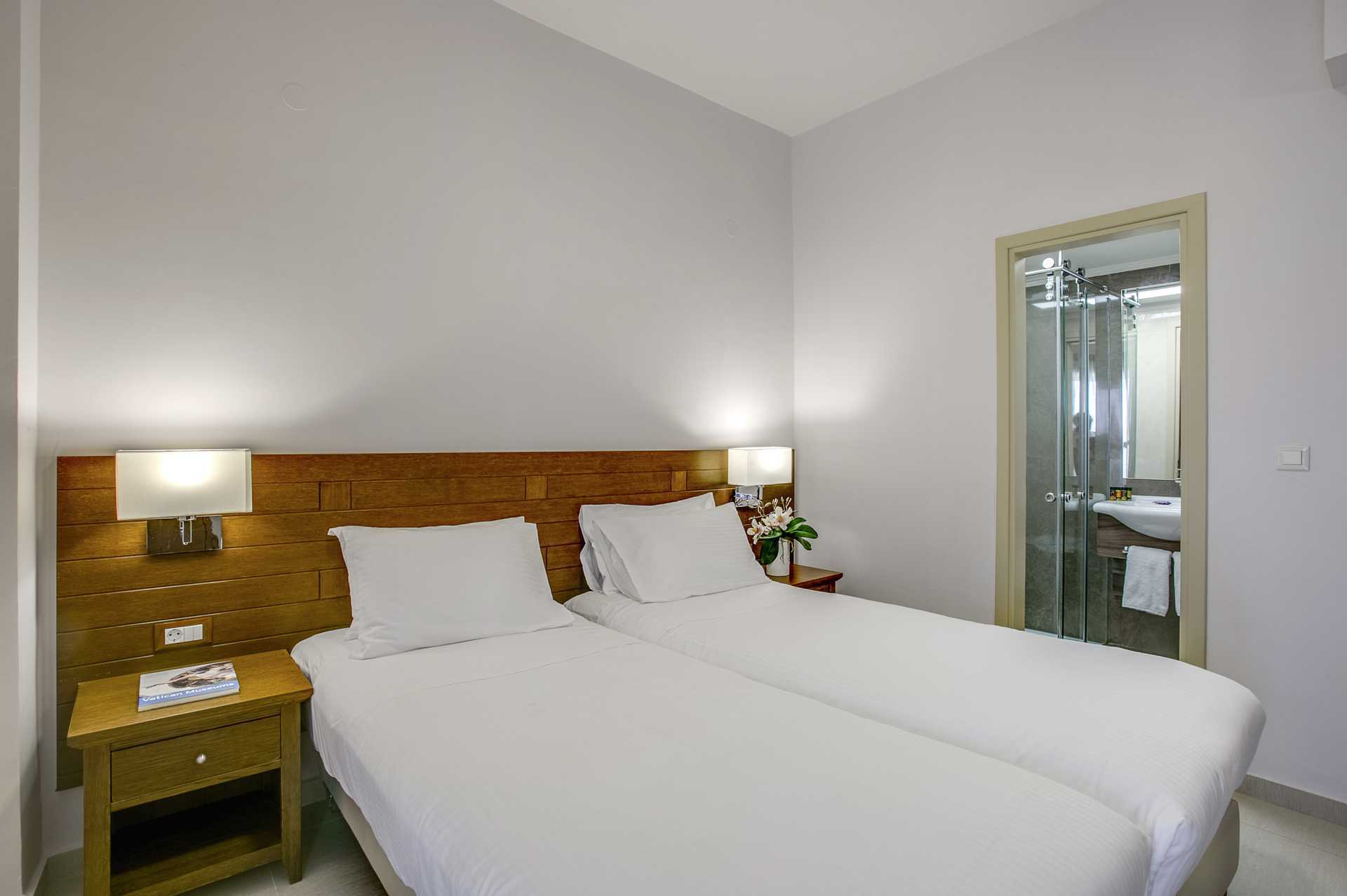 Tweekamerappartement op de verzonken begane grond van hotel Casa di Porto op Kreta, Griekenland.