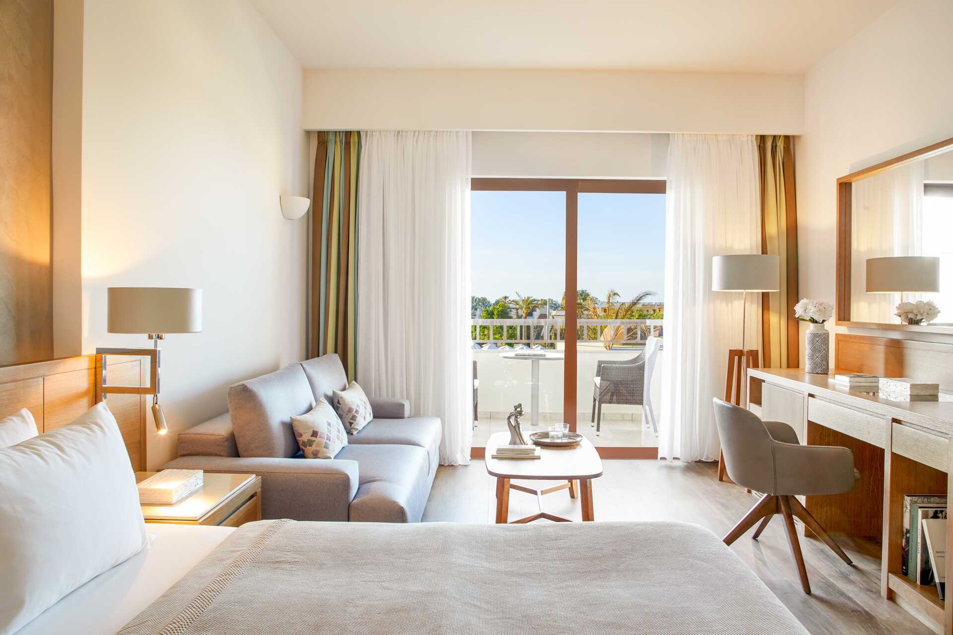 Tweepersoonskamer in bungalow in hotel Minoa Palace resort & Spa in Platanias op Kreta, Griekenland.