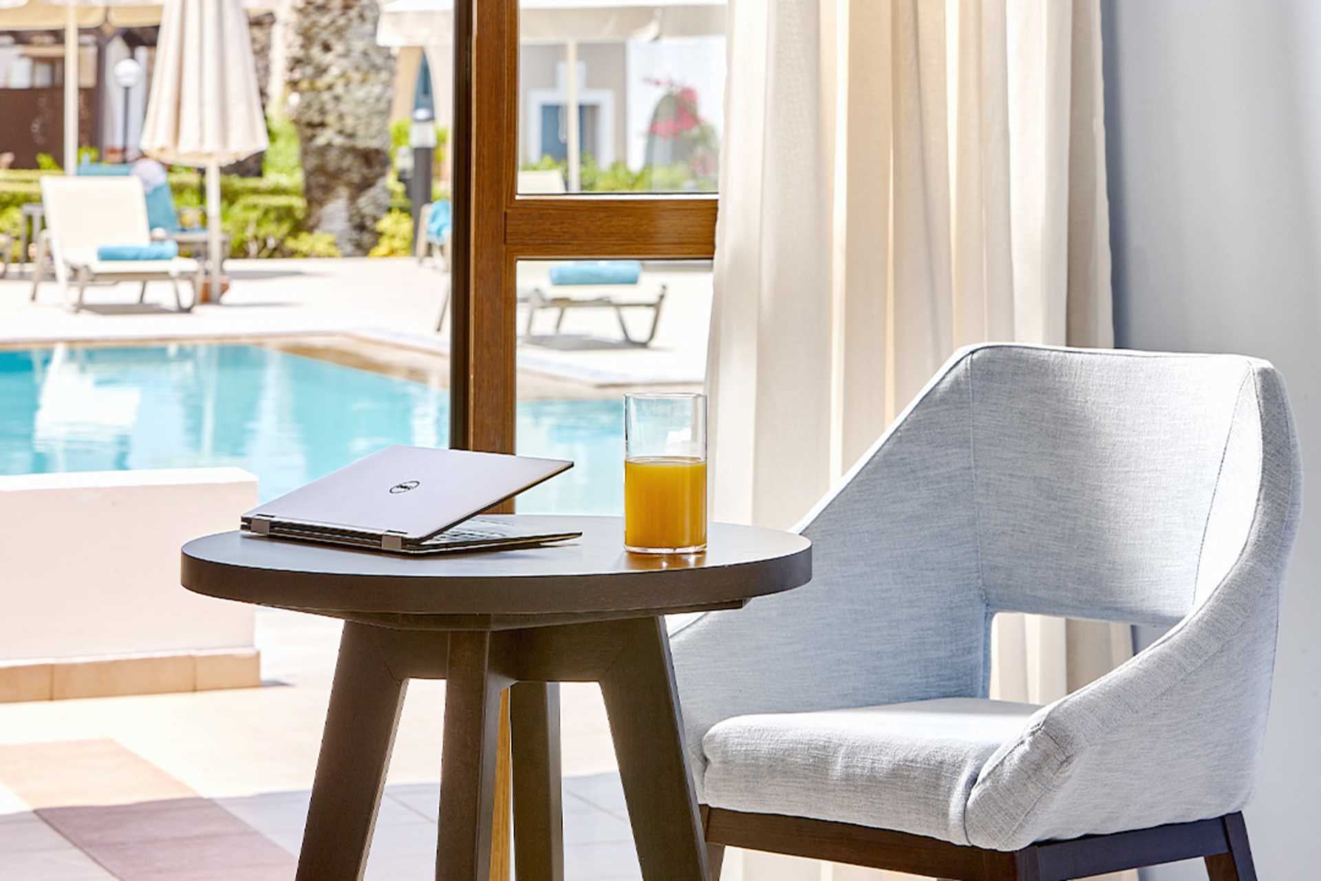 Tweepersoonskamer in bungalow met patio en gedeeld zwembad