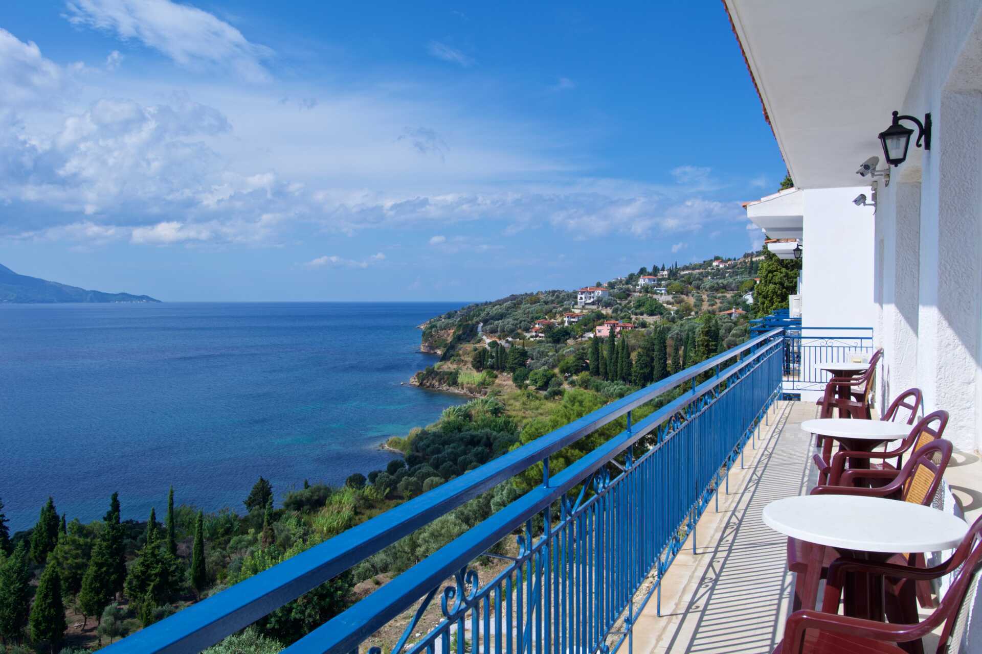 Tweepersoonskamer in hotel Andromeda in de stad Samos in Griekenland.