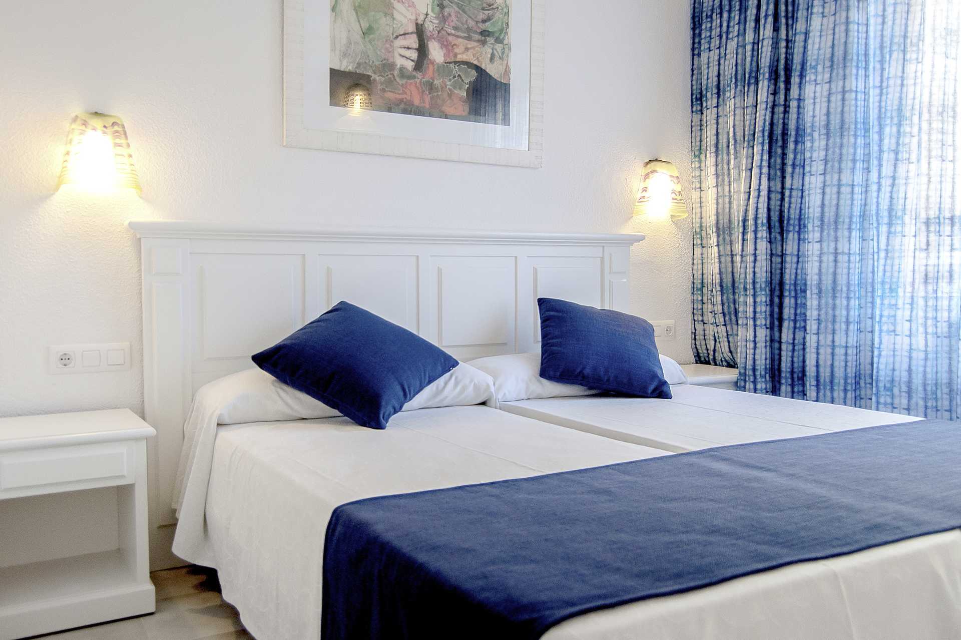Tweepersoonskamer in hotel BQ Alcudia Sunvillage op Mallorca, Spanje.