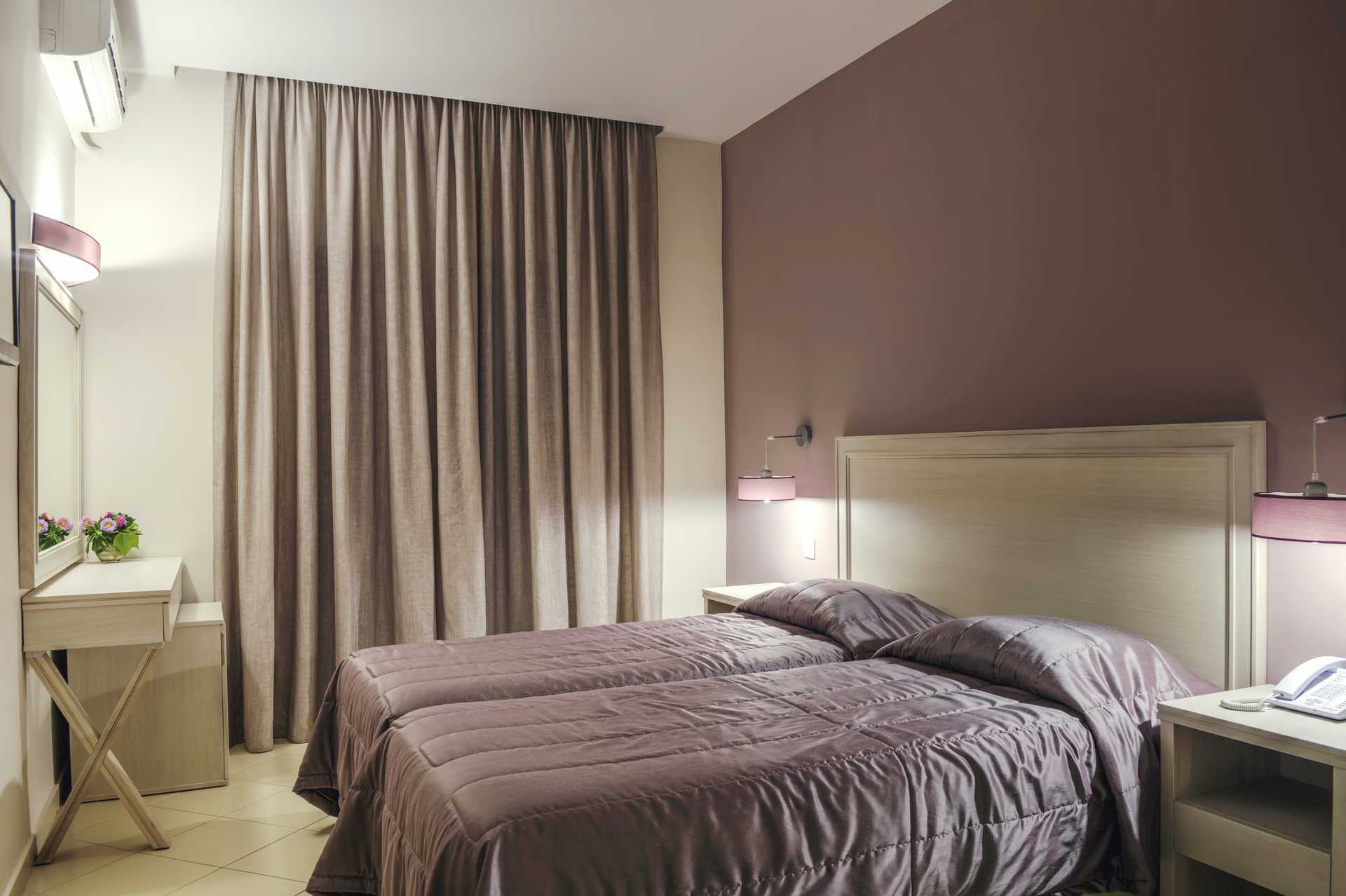 Tweepersoonskamer in hotel Delfinia in Moraitika op Corfu, Griekenland.