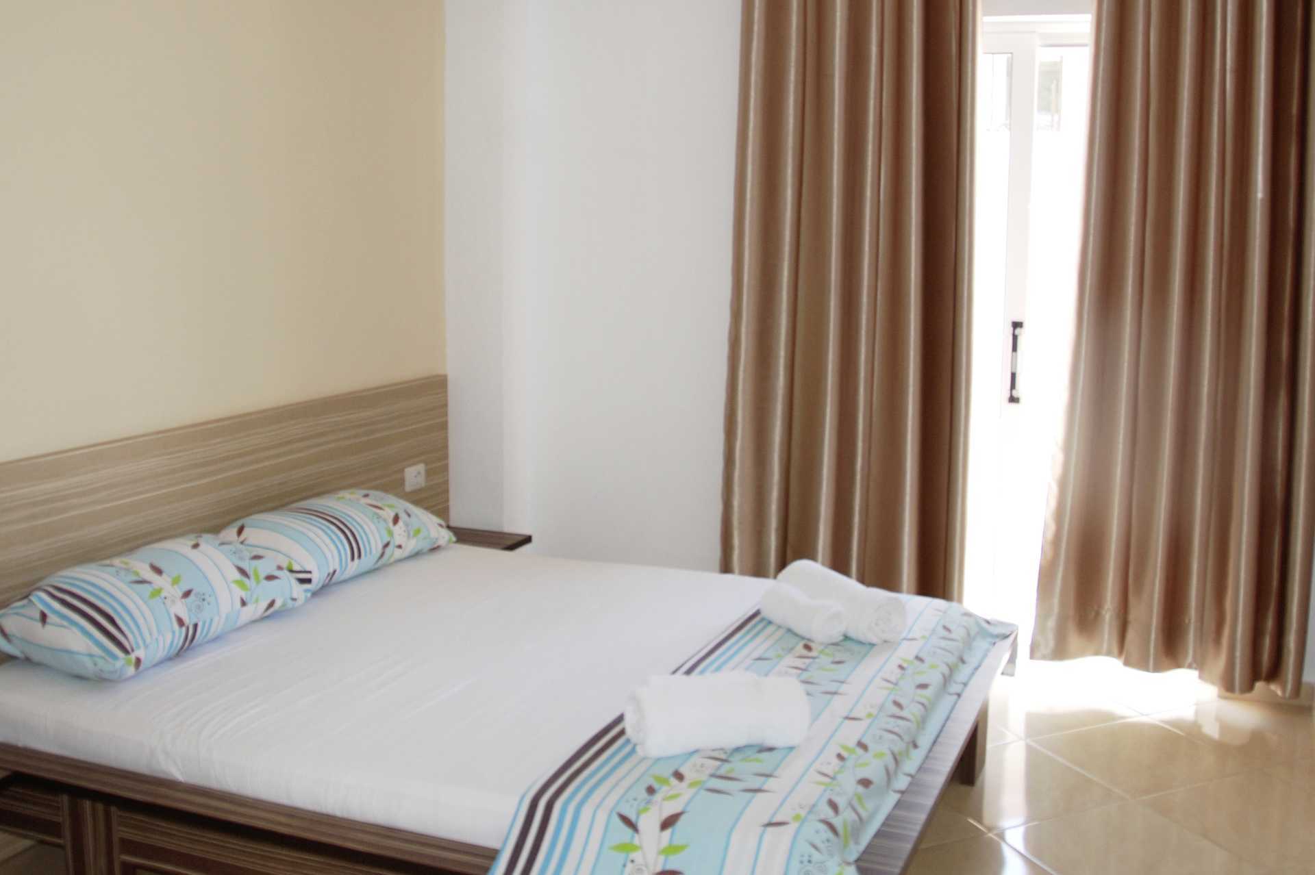 Tweepersoonskamer in hotel Edola in Saranda, Albanië.