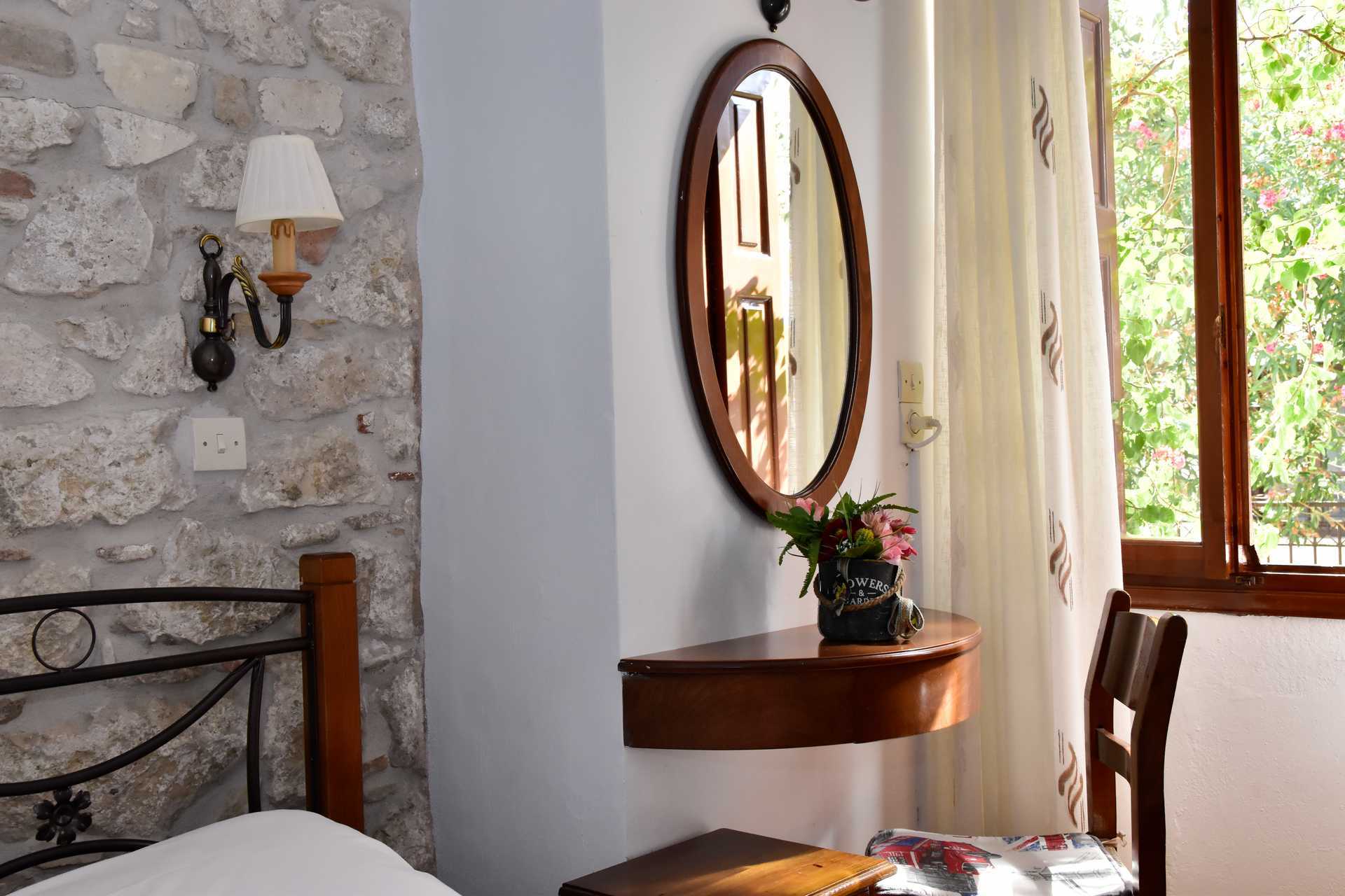 Tweepersoonskamer in hotel Evripili op Samos in Griekenland.