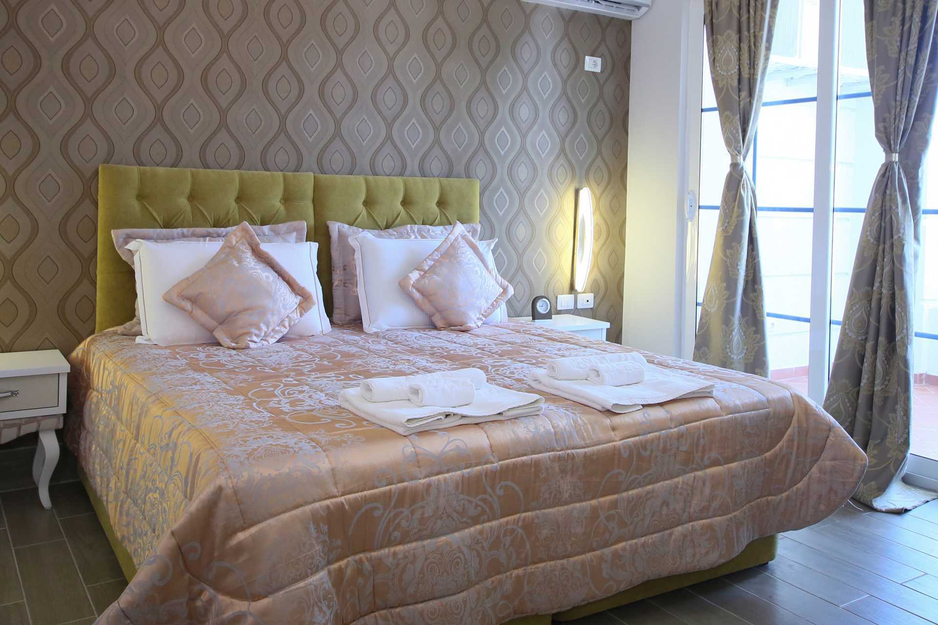 Tweepersoonskamer in hotel Fafa Premium aan de Rivièra van Durrës in Albanië.