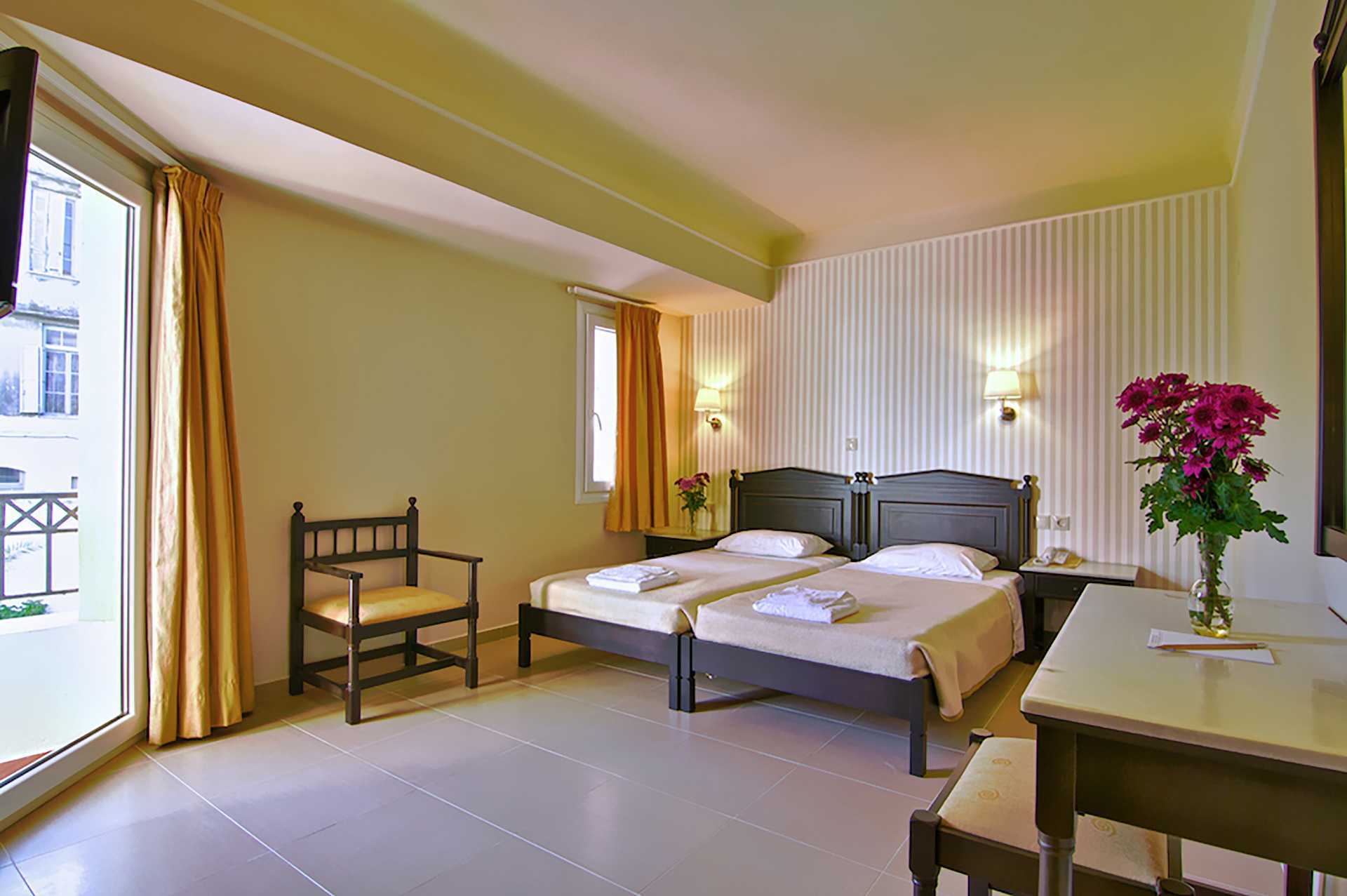 Tweepersoonskamer in hotel Fortezza in Rethymnon op Kreta, Griekenland.