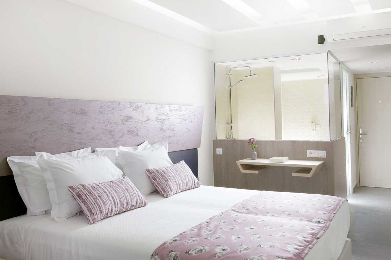 Tweepersoonskamer in hotel Melrose in de stad Rethymnon op Kreta, Griekenland.