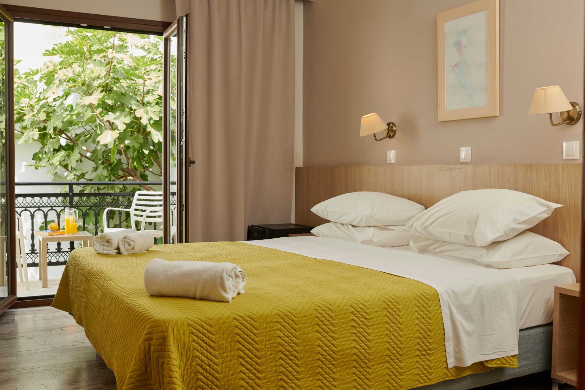 Tweepersoonskamer in hotel Polixeni in Pythagorion op Samos, Griekenland.