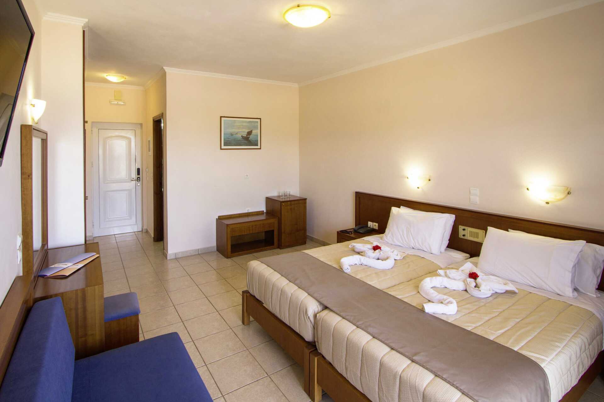 Tweepersoonskamer in hotel Sunny Bay in Kastelli, Kreta.