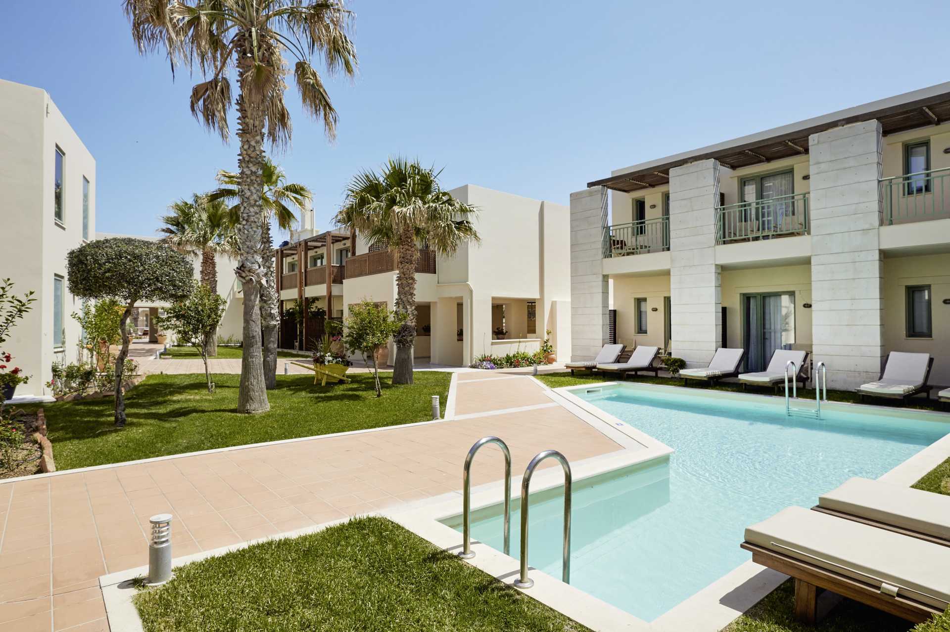 Tweepersoonskamer met gedeeld zwembad in het Grand Bay Beach Resort hotel op Kreta, Griekenland.