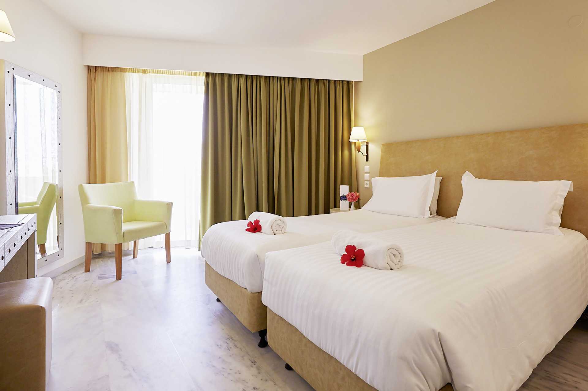 Tweepersoonskamer met uitzicht op de tuin.