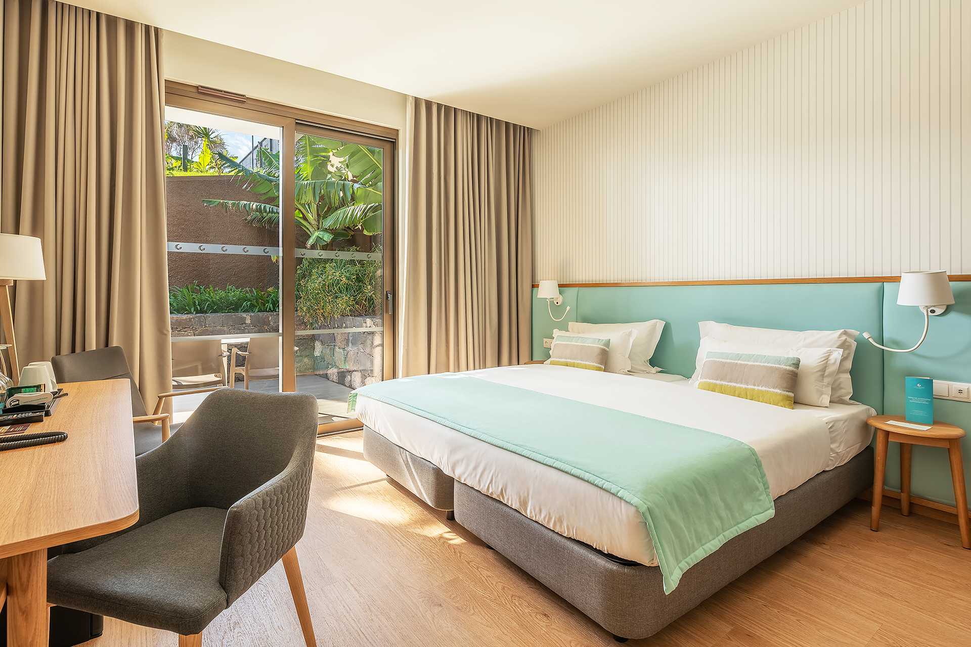 Tweepersoonskamer met uitzicht op de tuin in hotel Sentido Galomar op Madeira, Portugal.