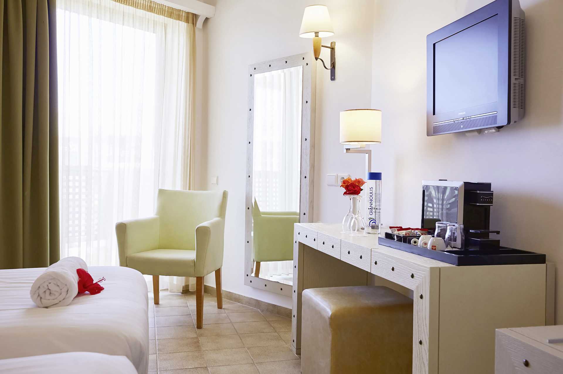 Tweepersoonskamer met uitzicht op het zwembad.